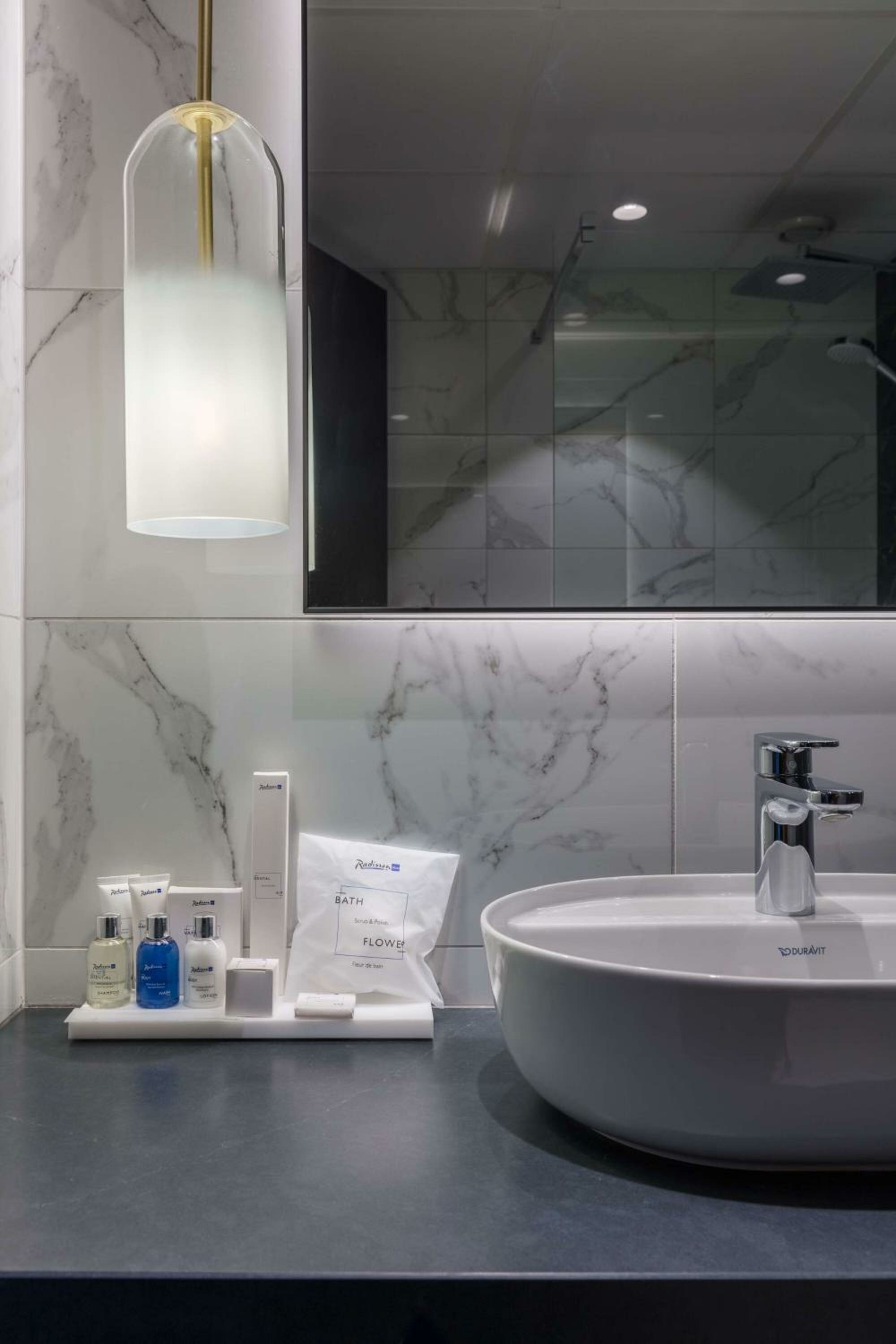 Suite with Skyline and Lake View