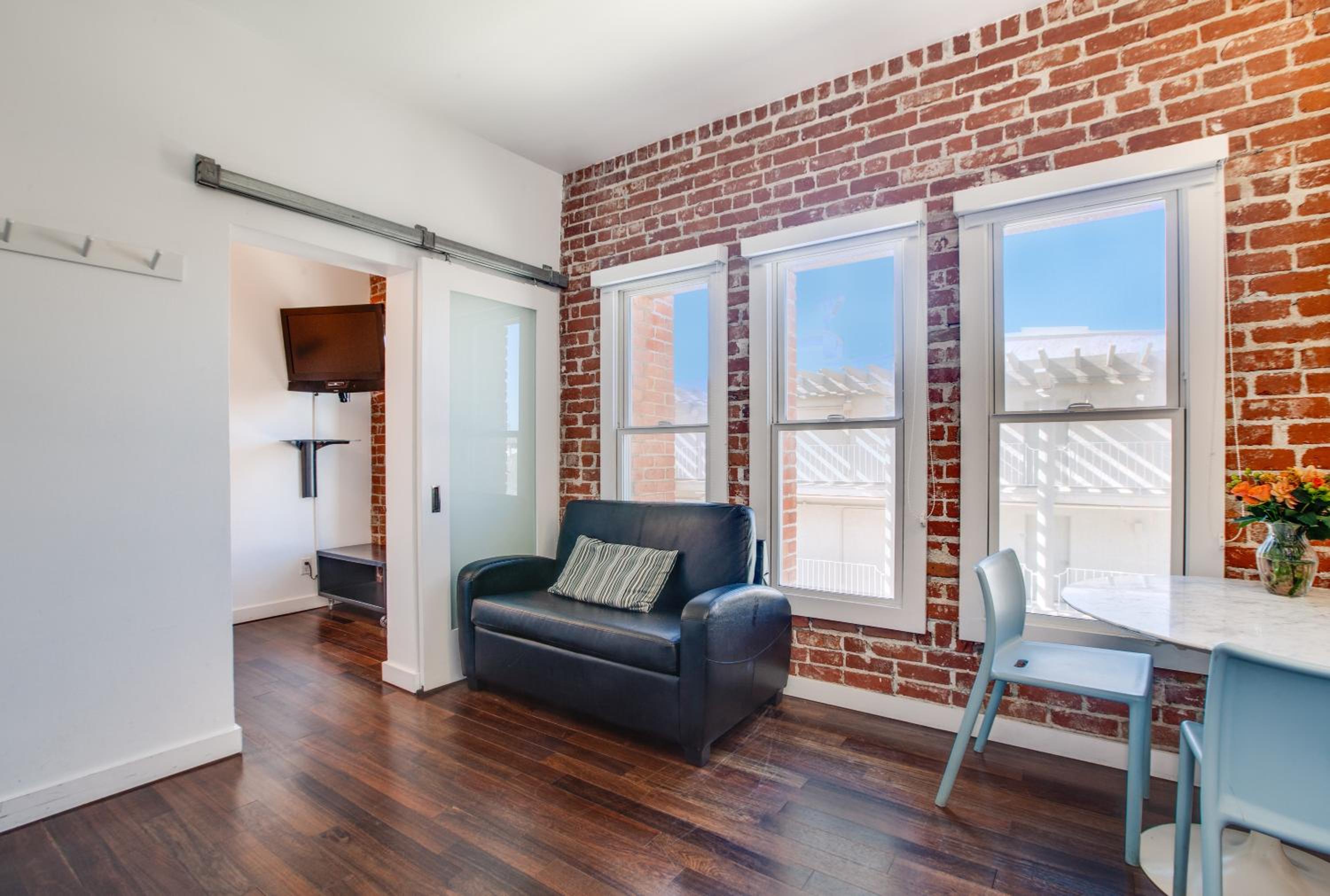 One Bedroom Suite, Street View