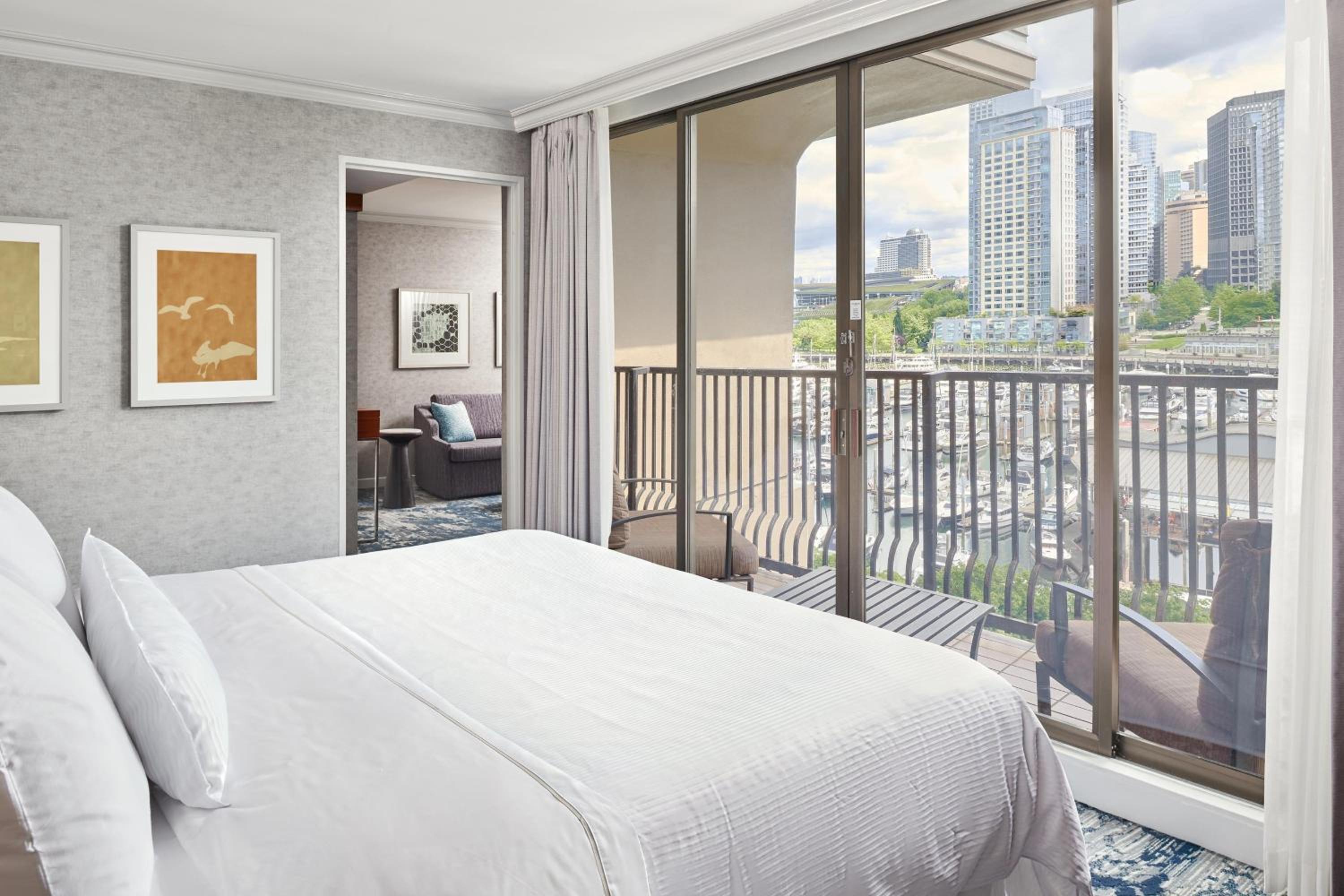 Junior 1 Bedroom Suite, 1 King, Sofa Bed