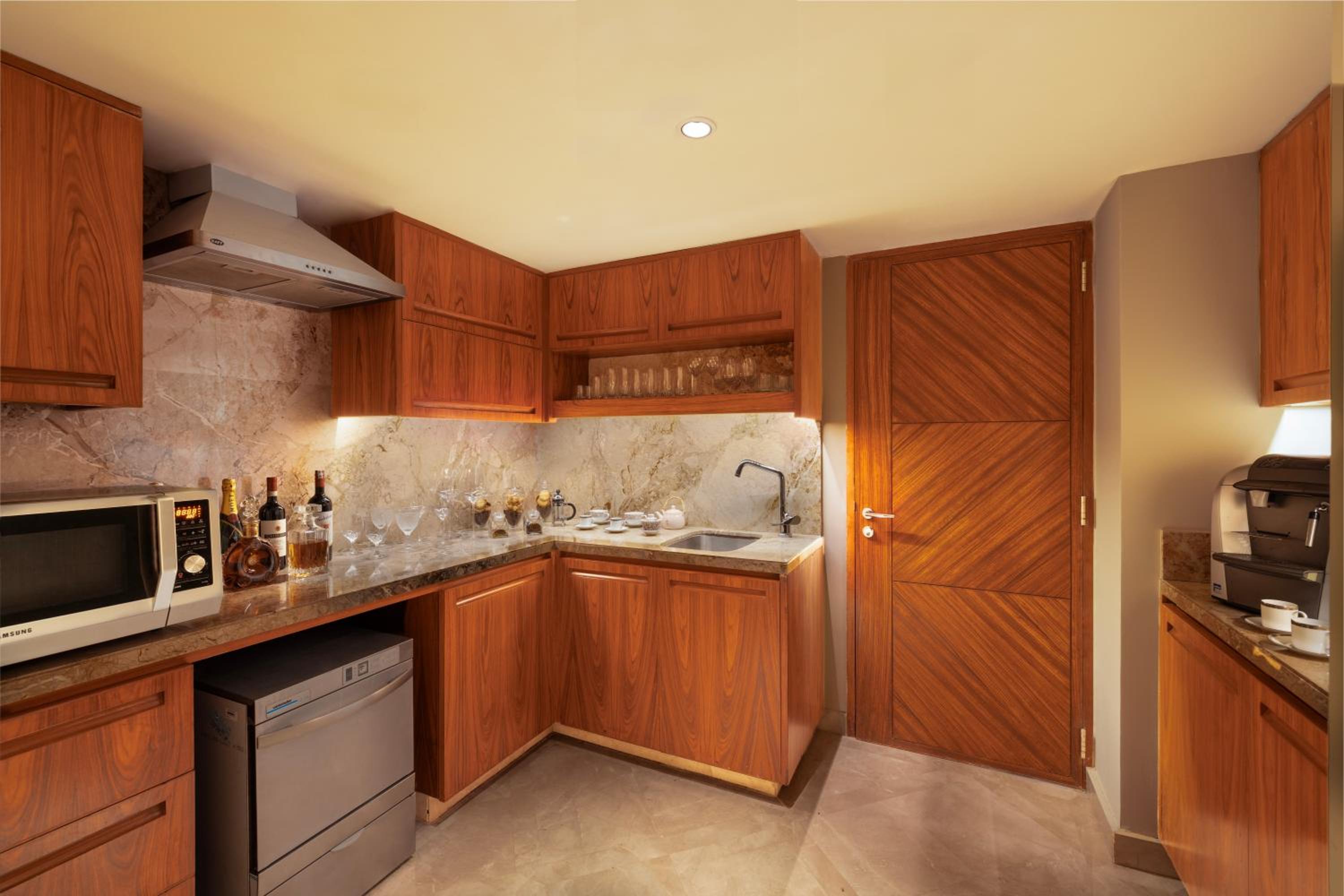 Tata Suite 2 Bed King/ Twin Pool View