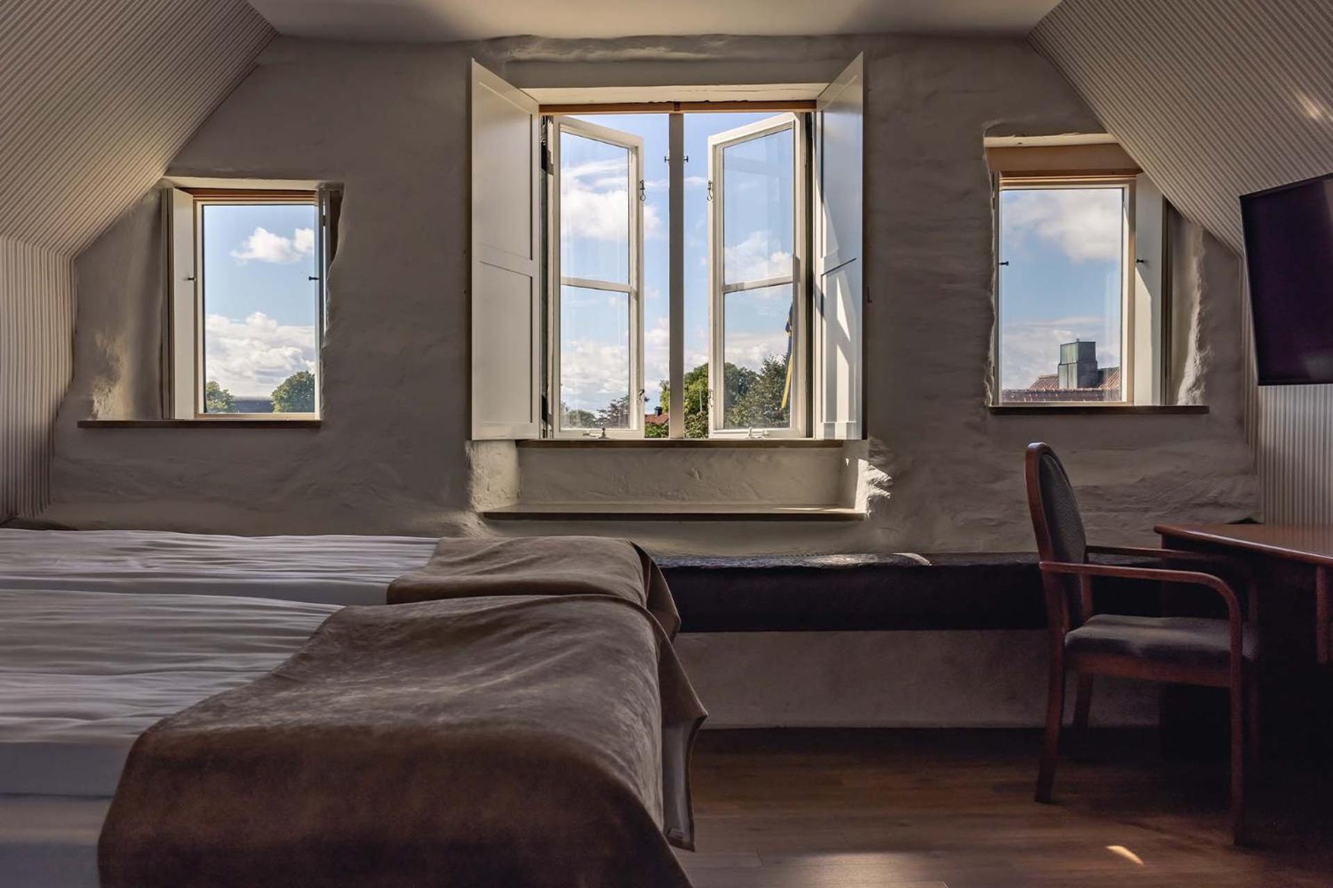 Standard Double Room with Two Single Beds - Non-Smoking