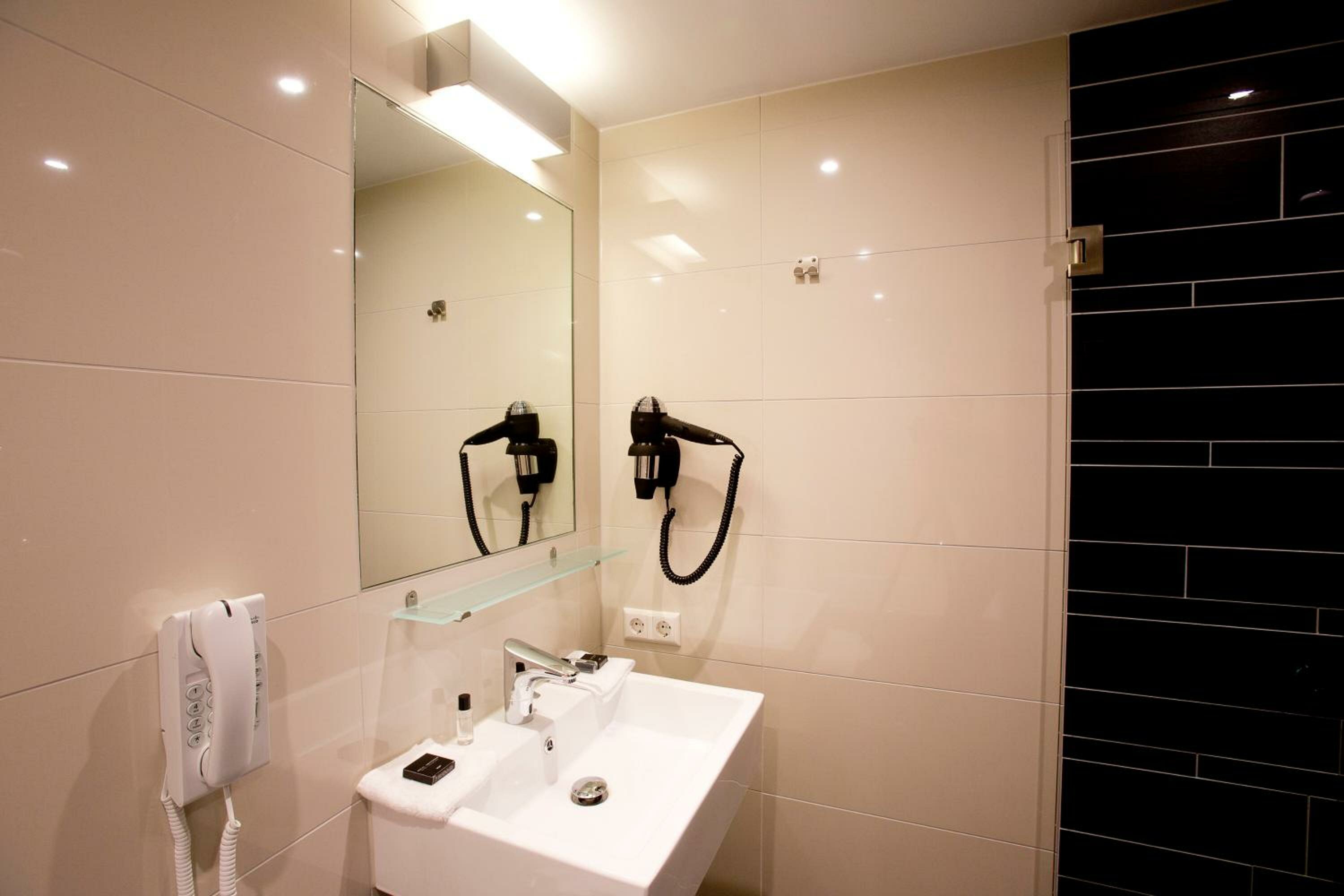 Small Twin/Double Room (9m2)