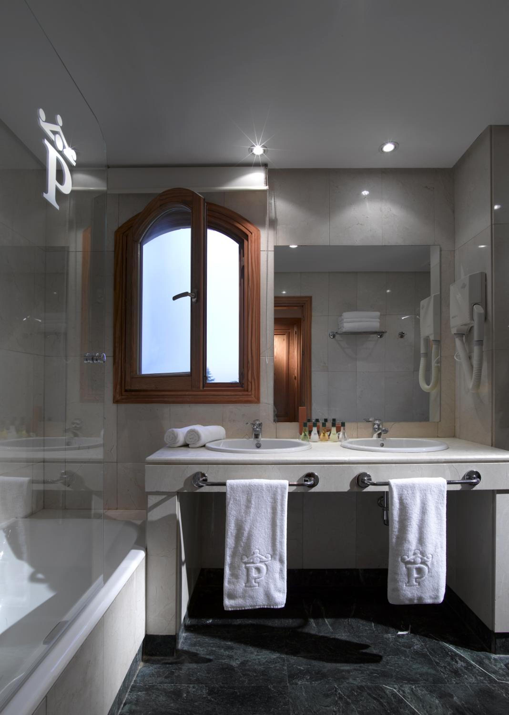 Double Standar Room (3 Adults)