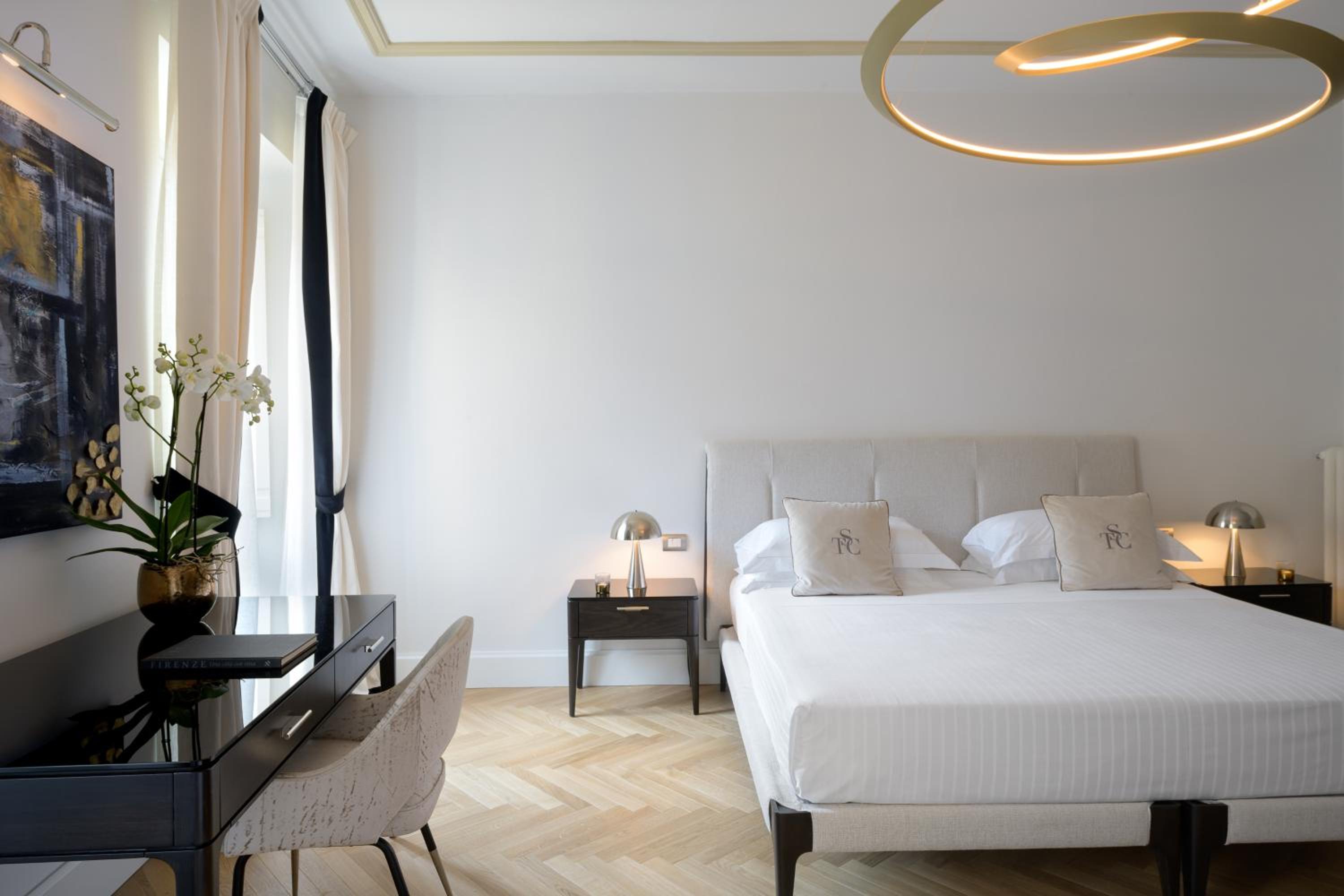 Deluxe Suite with Hydromassage Bathtub and Shower