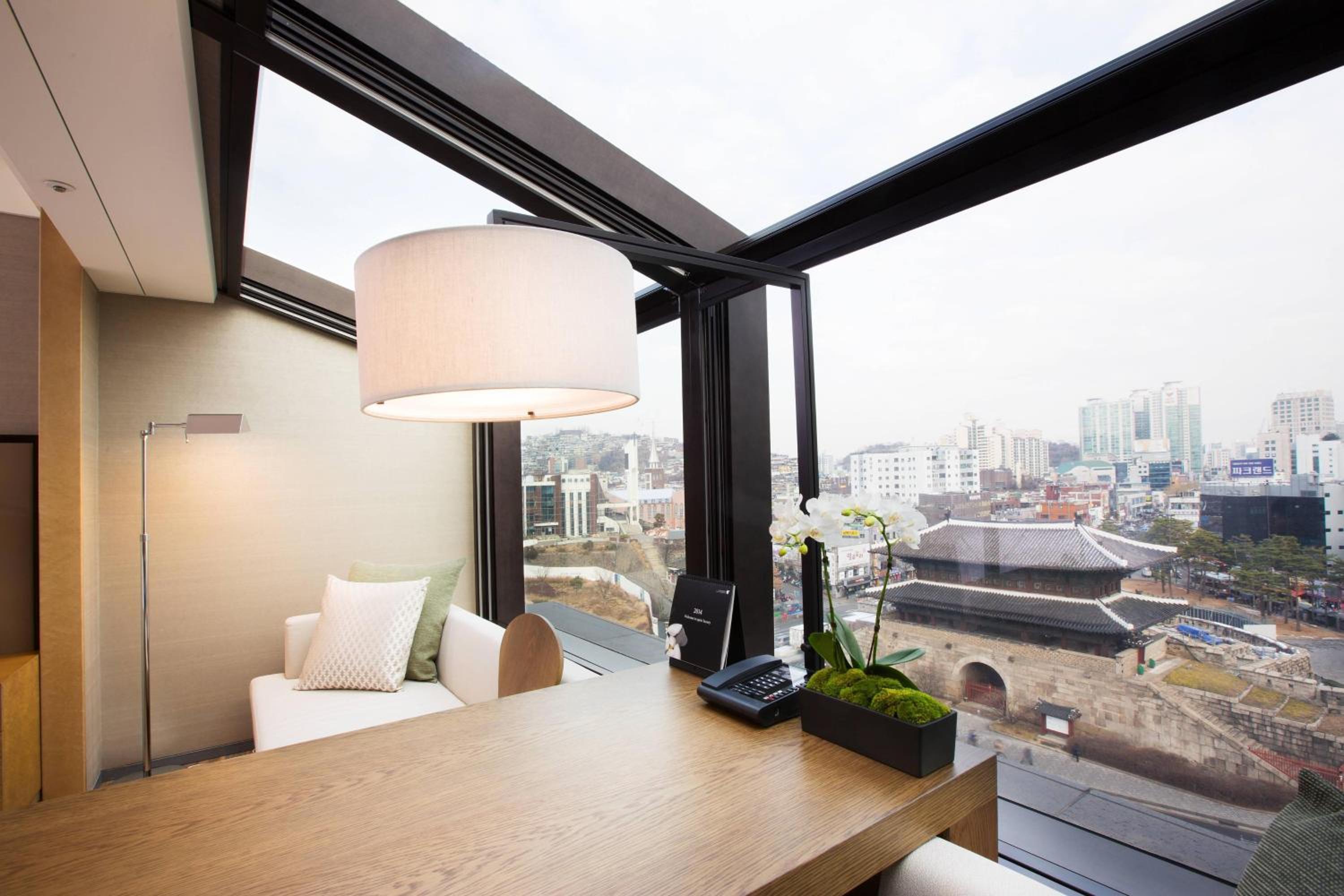 Executive lounge access, Guest room, 1 King, Skyline view