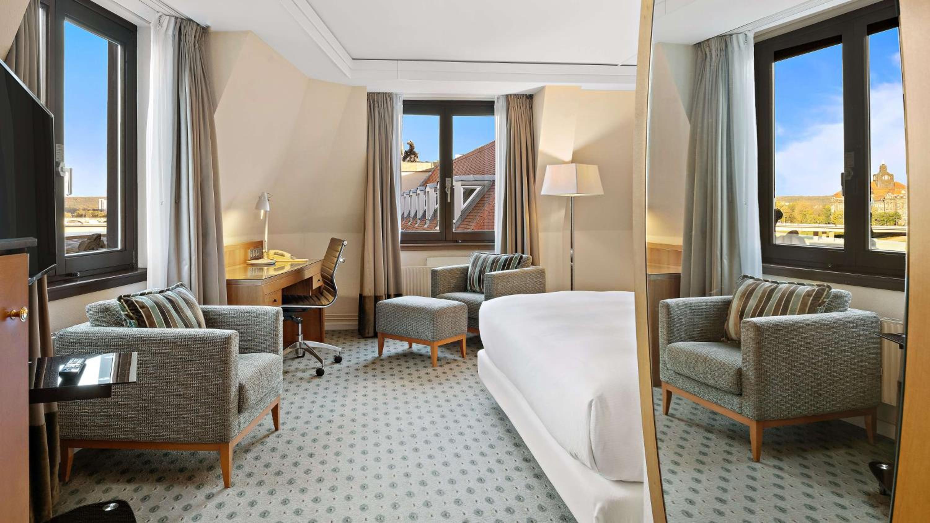 Queen Executive Room with Riverview and access to the Executive Lounge