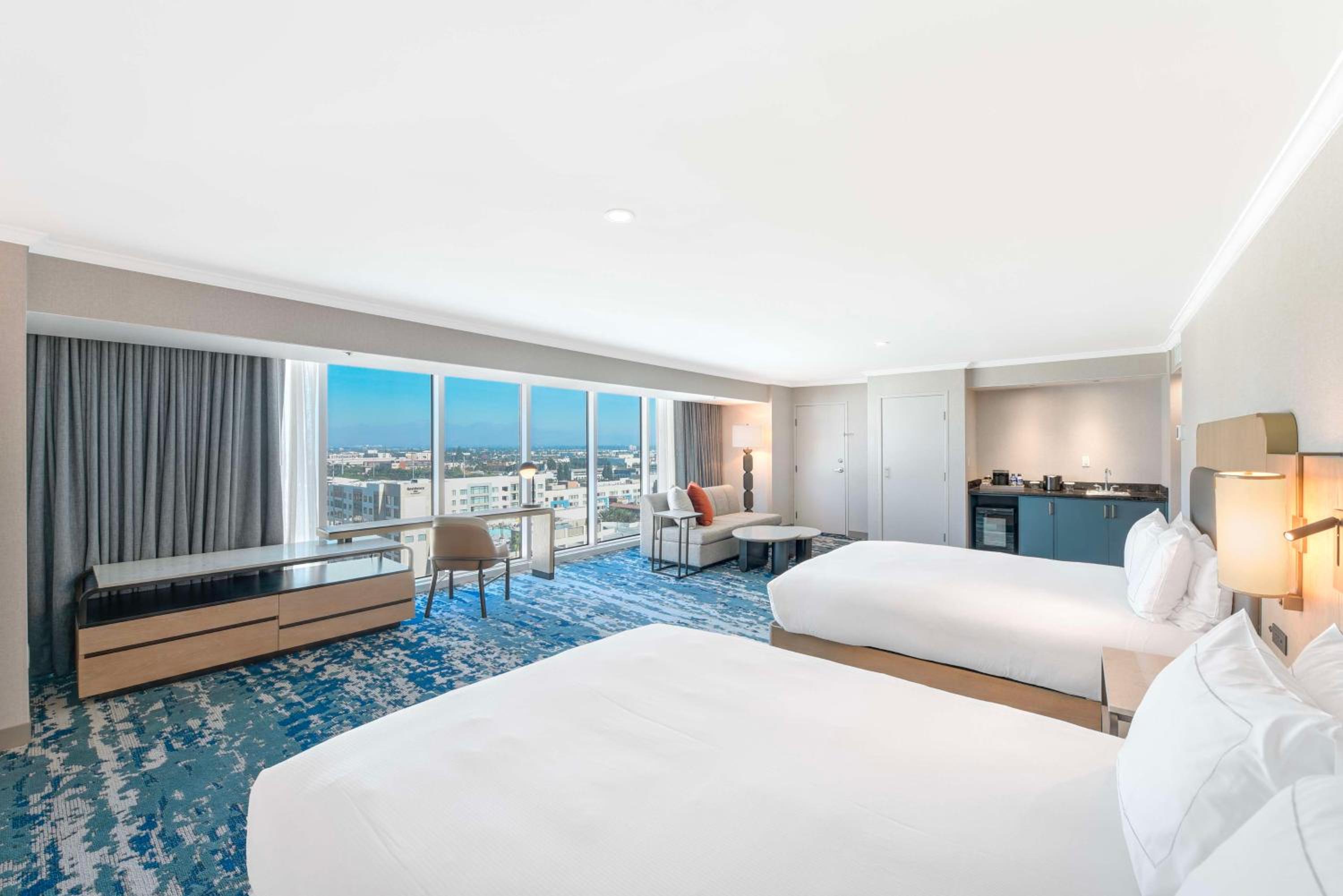 Queen Studio Suite with Two Queen Beds, Sofa Bed and Theme Park View 