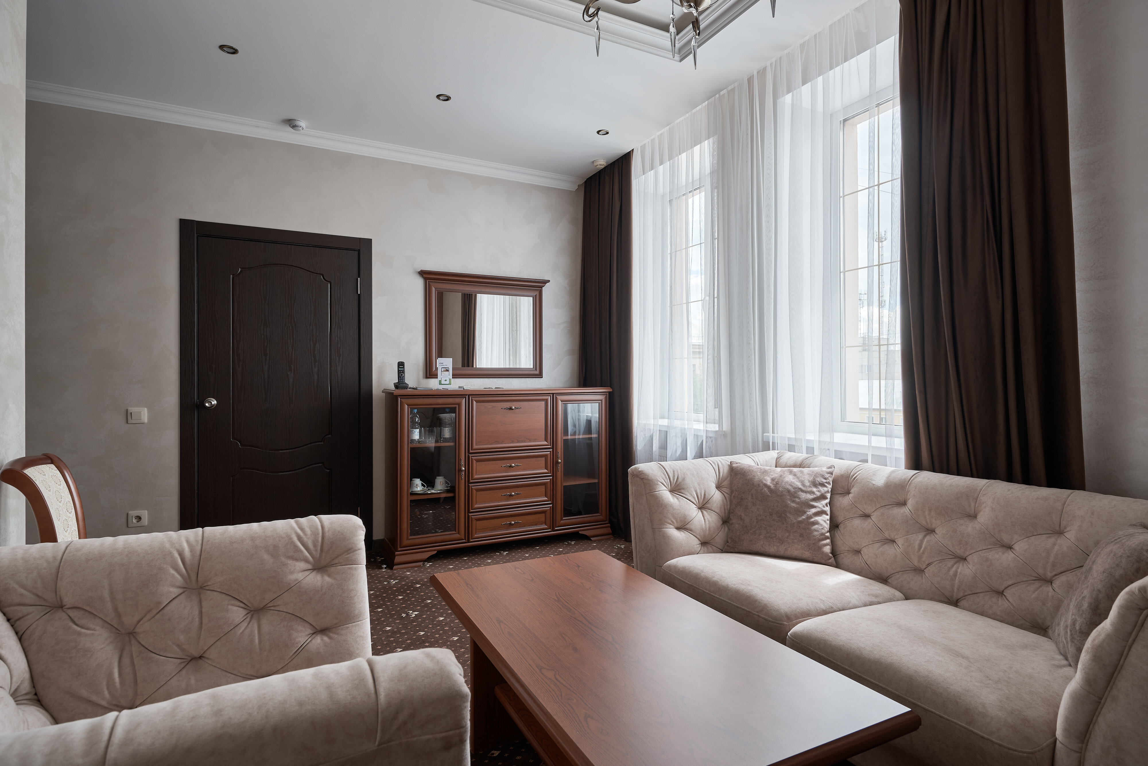 Люкс Комфорт номер повышенной категории с одной двуспальной кроватью