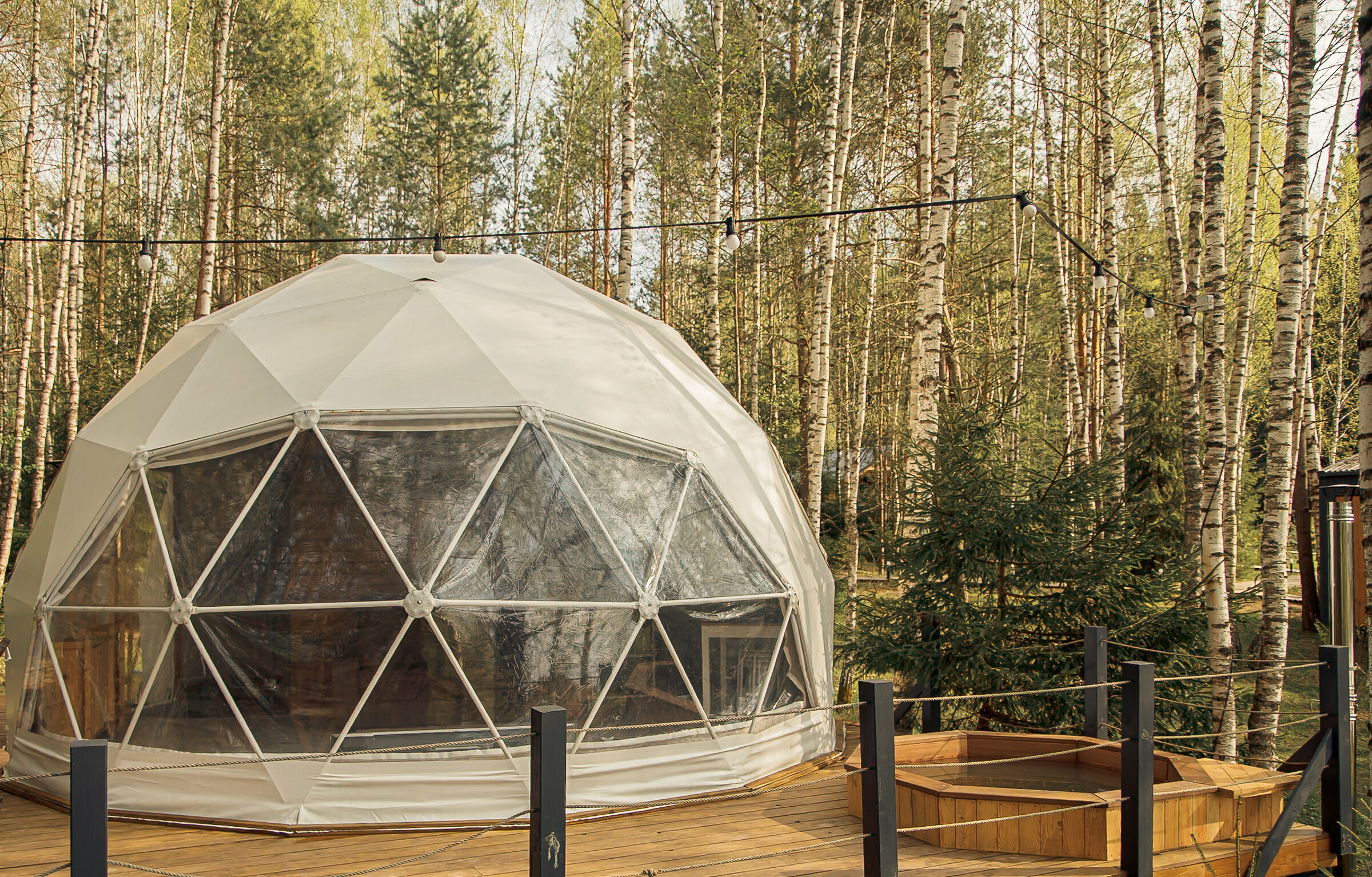 Четырехместный дом Сфера с терассой, чаном и мангальной зоной.