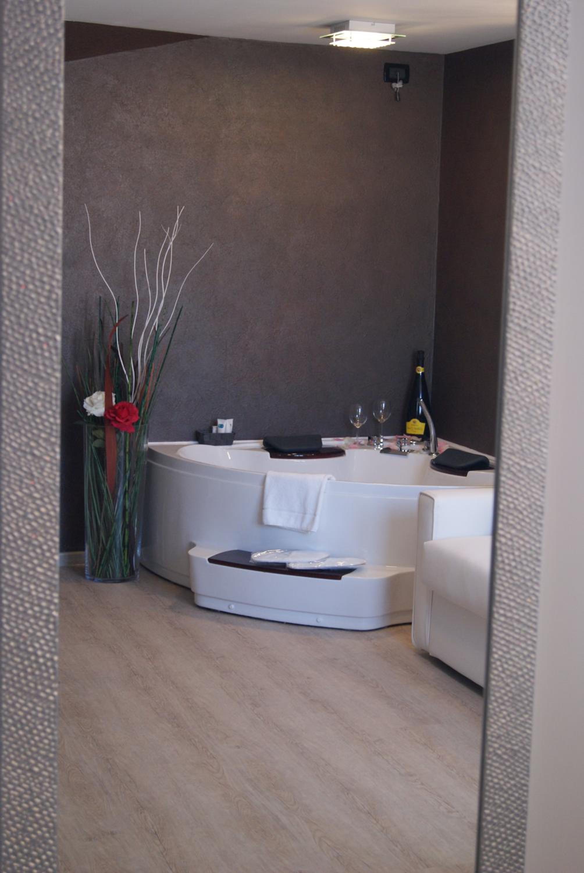 Deluxe Suite with Spa Bath