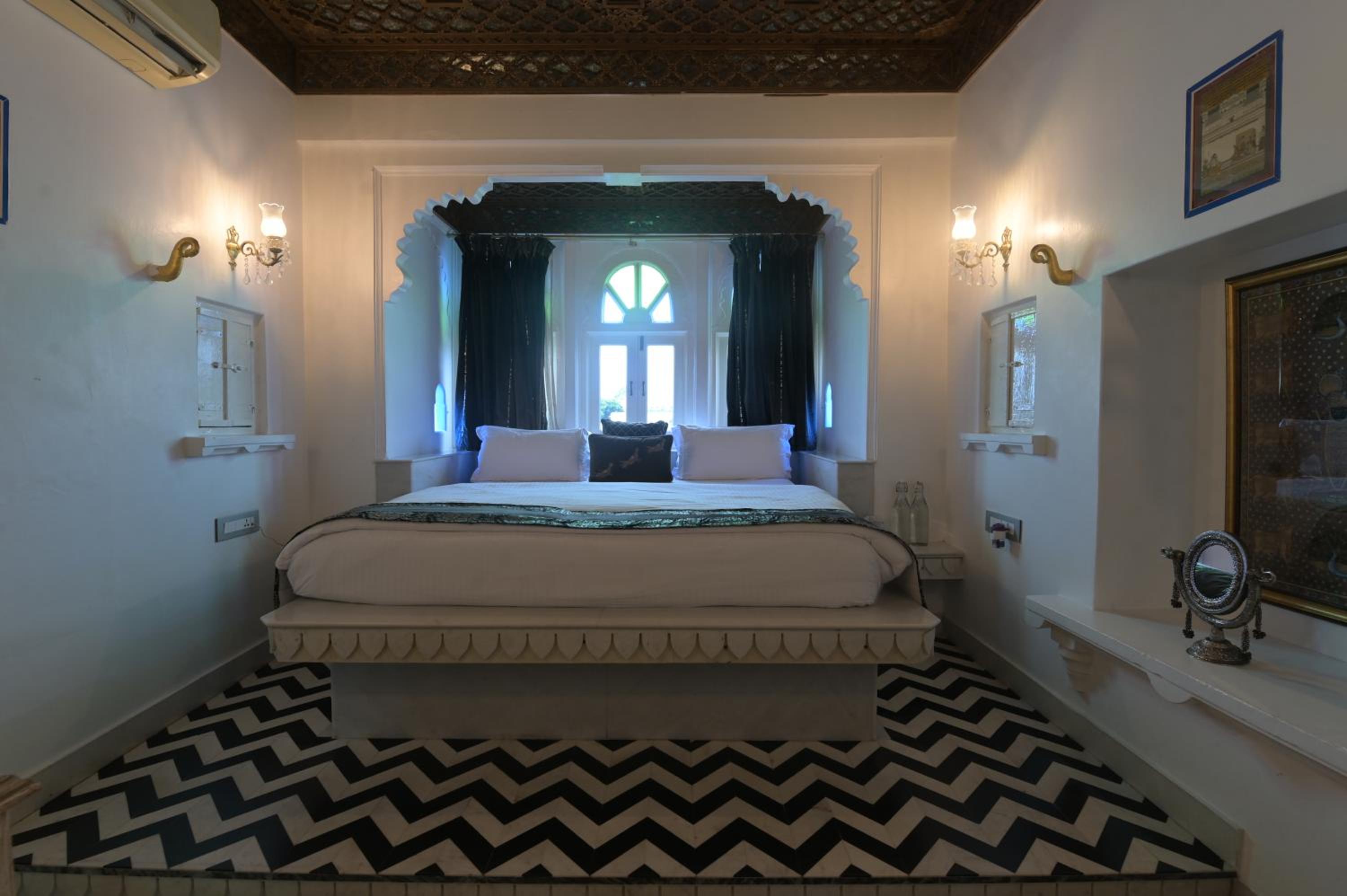 Heritage Room Lake Facing: Avail 15% Discount on all restaurant bills,50% Discount on any spa services (Valid for stay till 30th September 2025) 