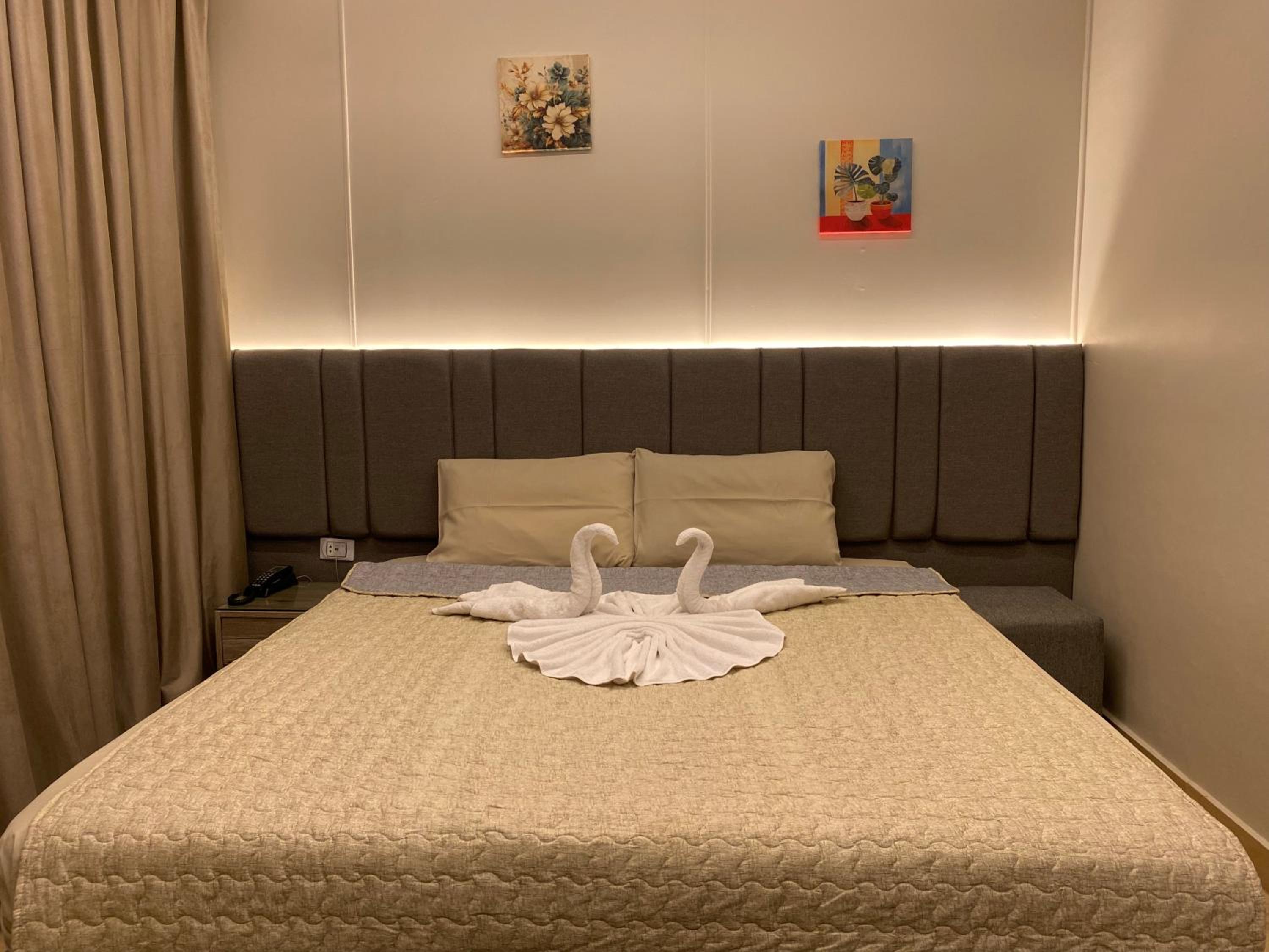 Deluxe King Room with City View