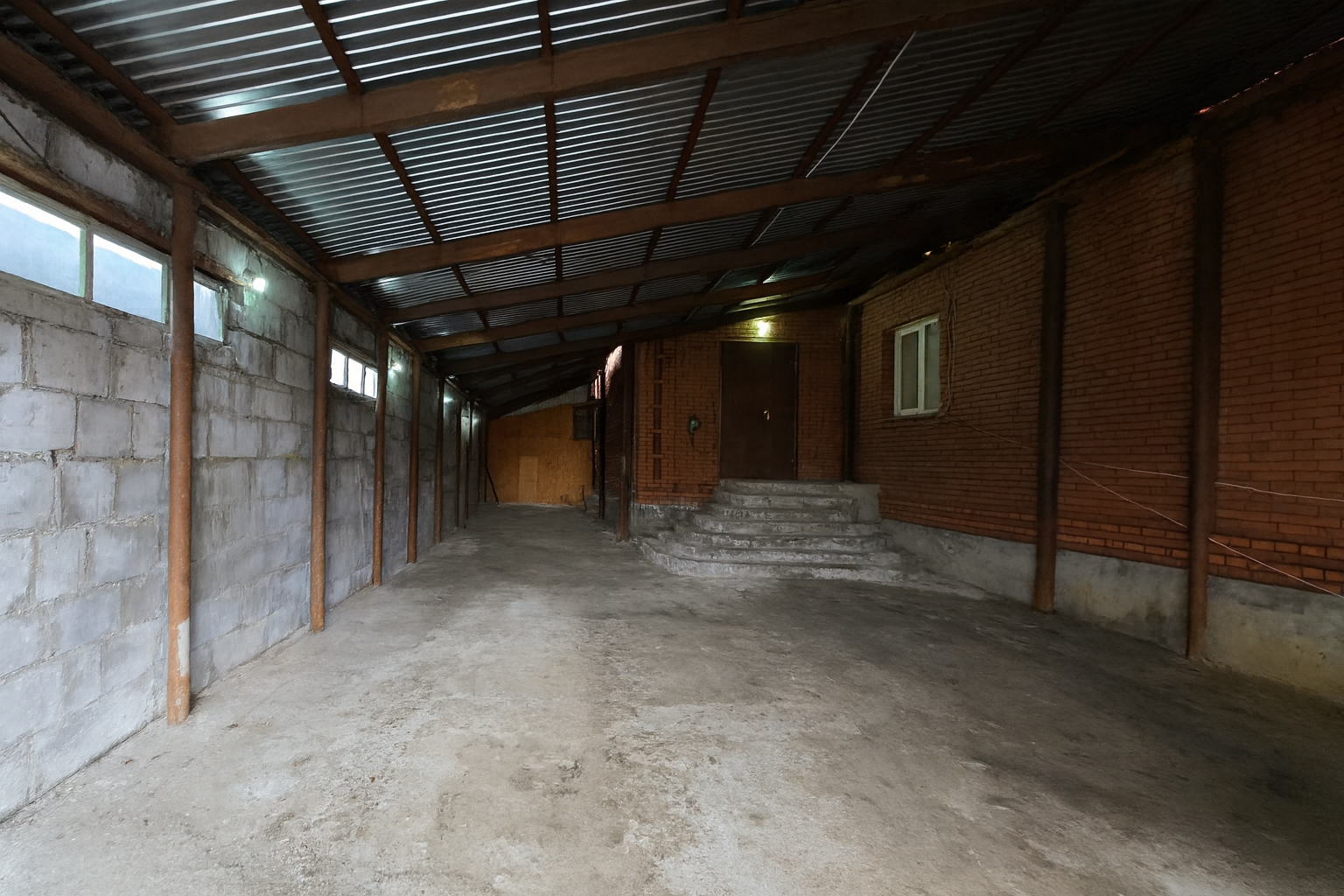 Часть жилого дома с отдельным входом, тремя комфортабельными номерами с душем и туалетом в каждом, гостиной, кухней и гаражом на 4 автомобиля. (без "вечеринок"!)