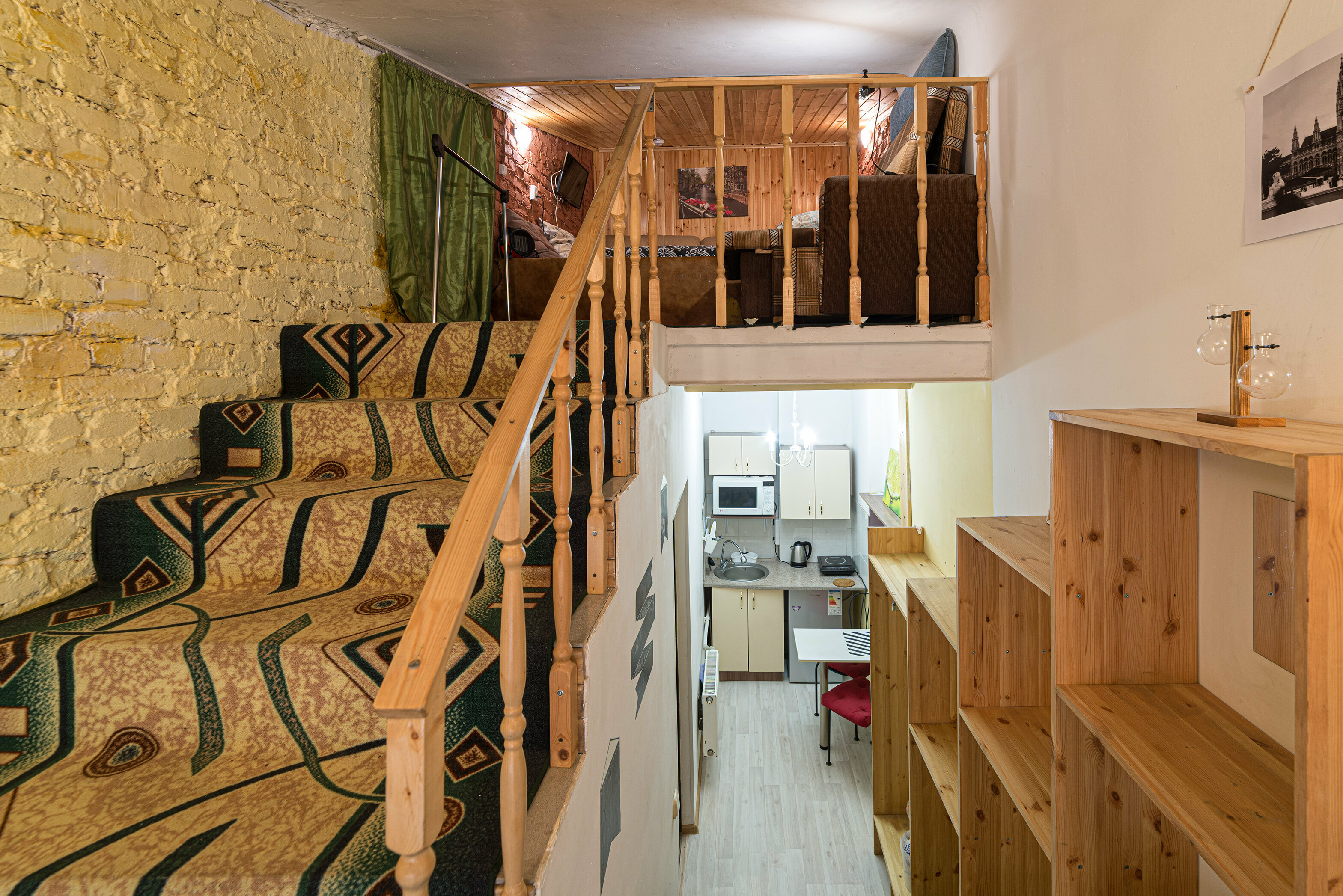 Четырехместный номер с собственной ванной комнатой вне номера