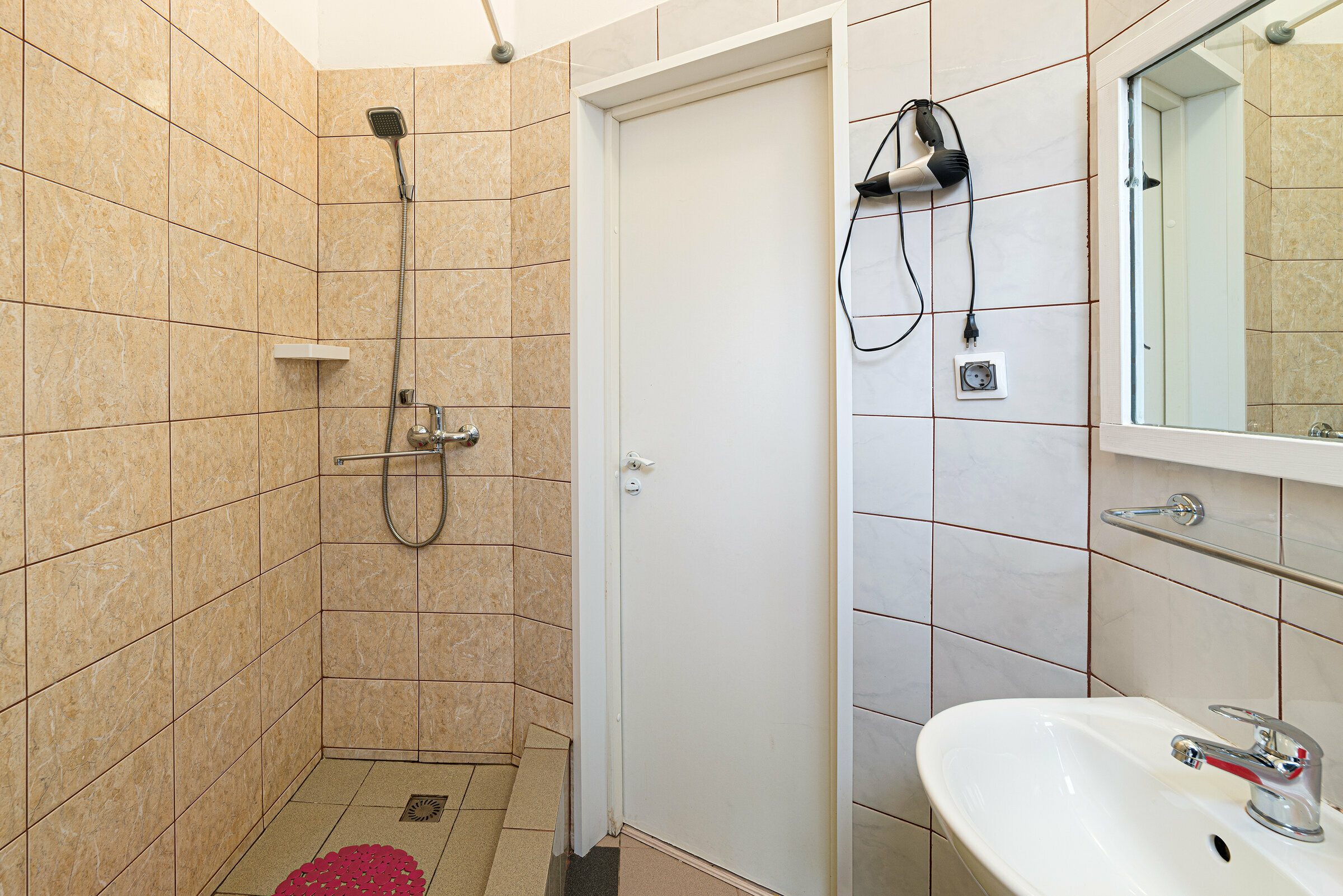 Четырёхместный номер с санузлом и кухней