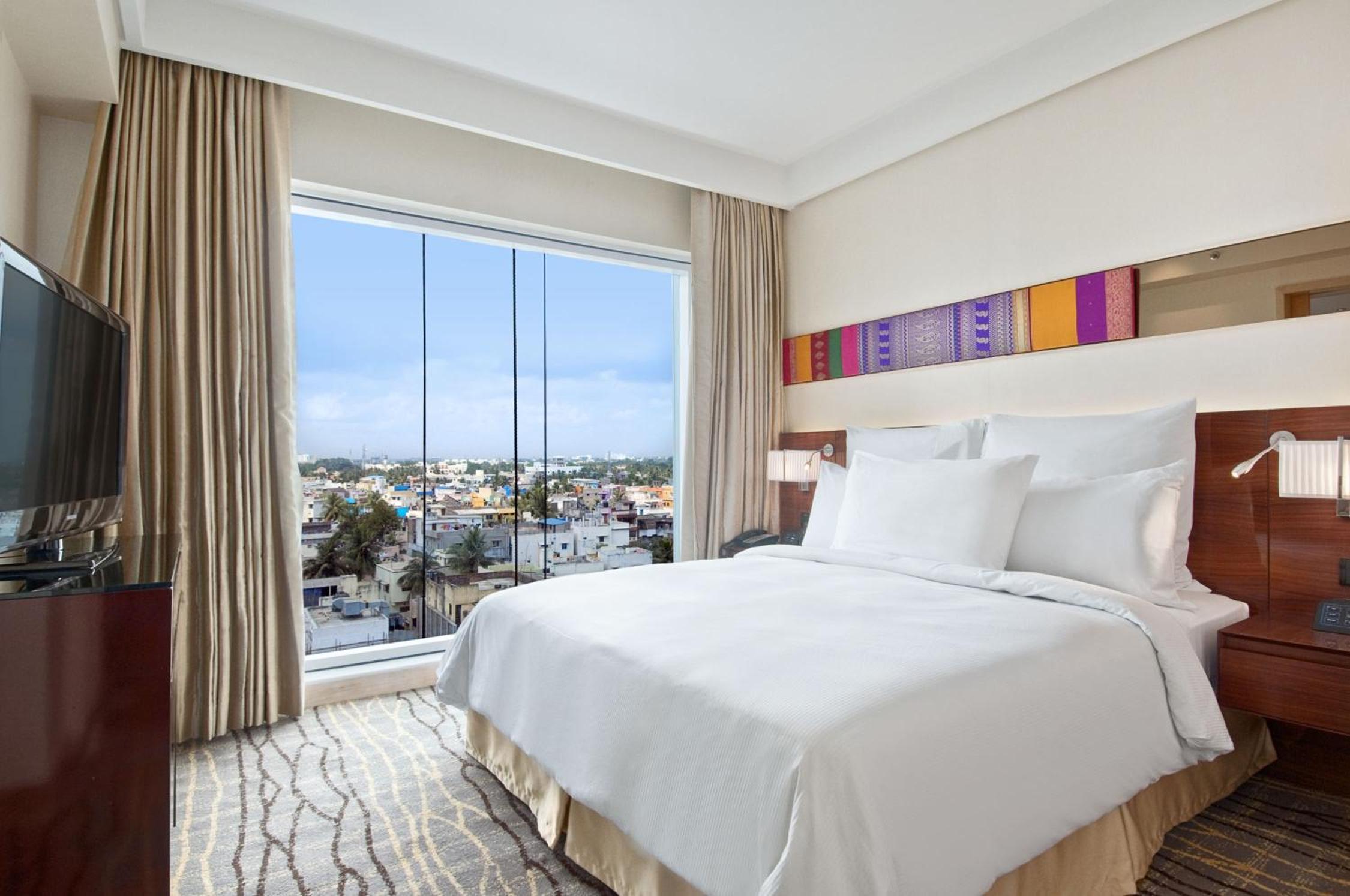 Deluxe King Suite - Lounge Access