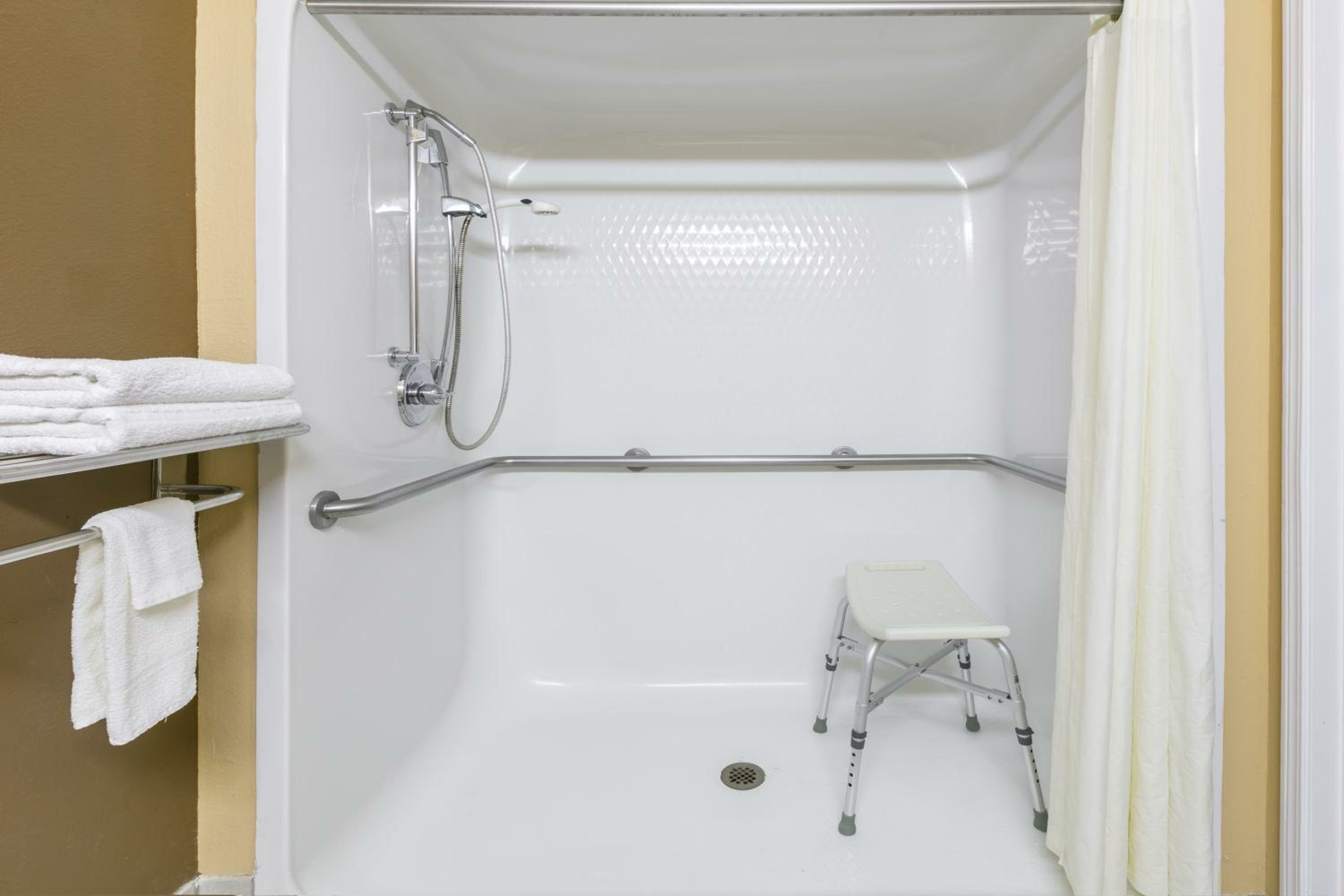 Deluxe Queen Studio Suite - Mobility Access/Non-Smoking