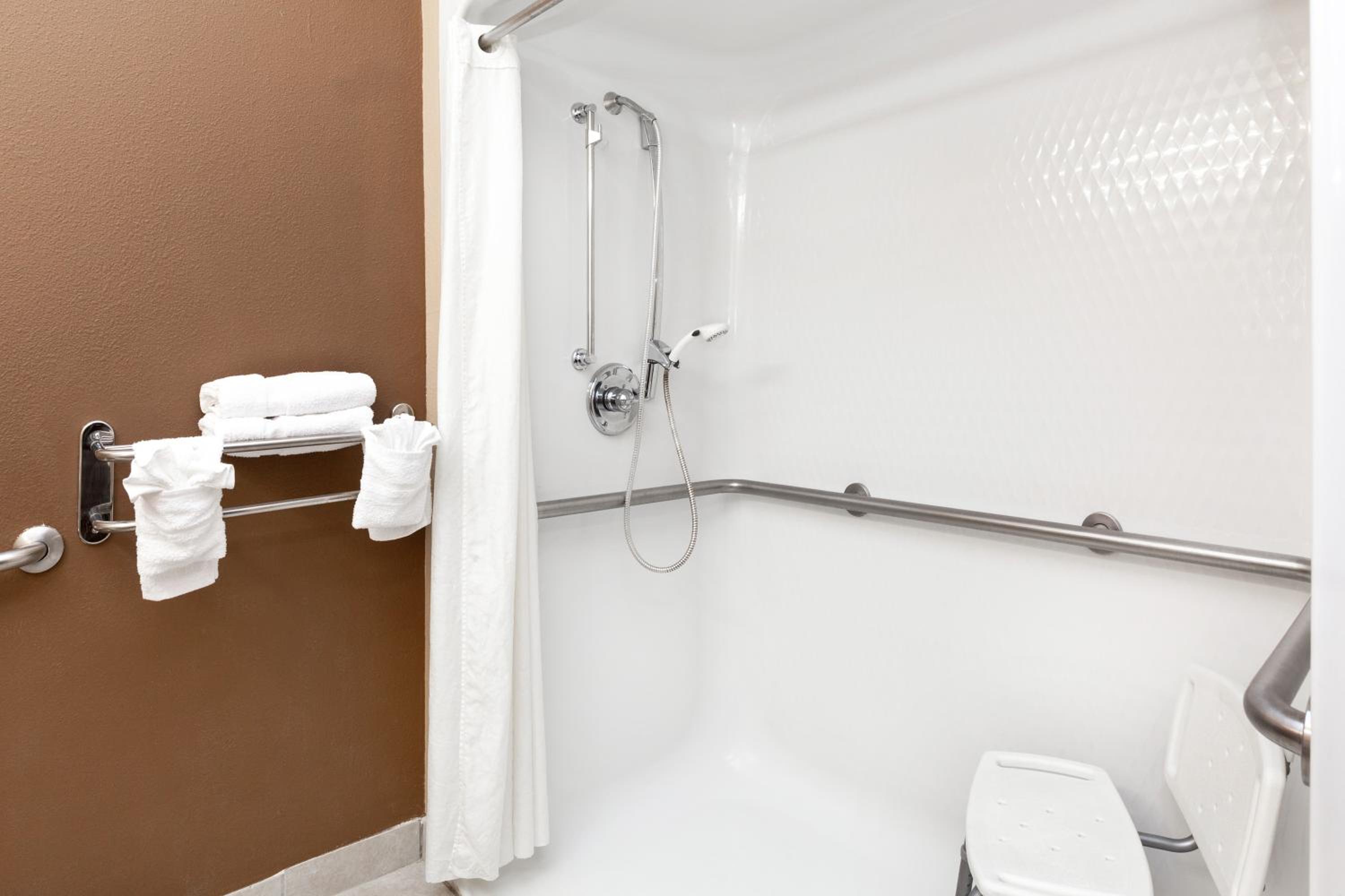 Deluxe Queen Studio Suite - Mobility Access/Non-Smoking