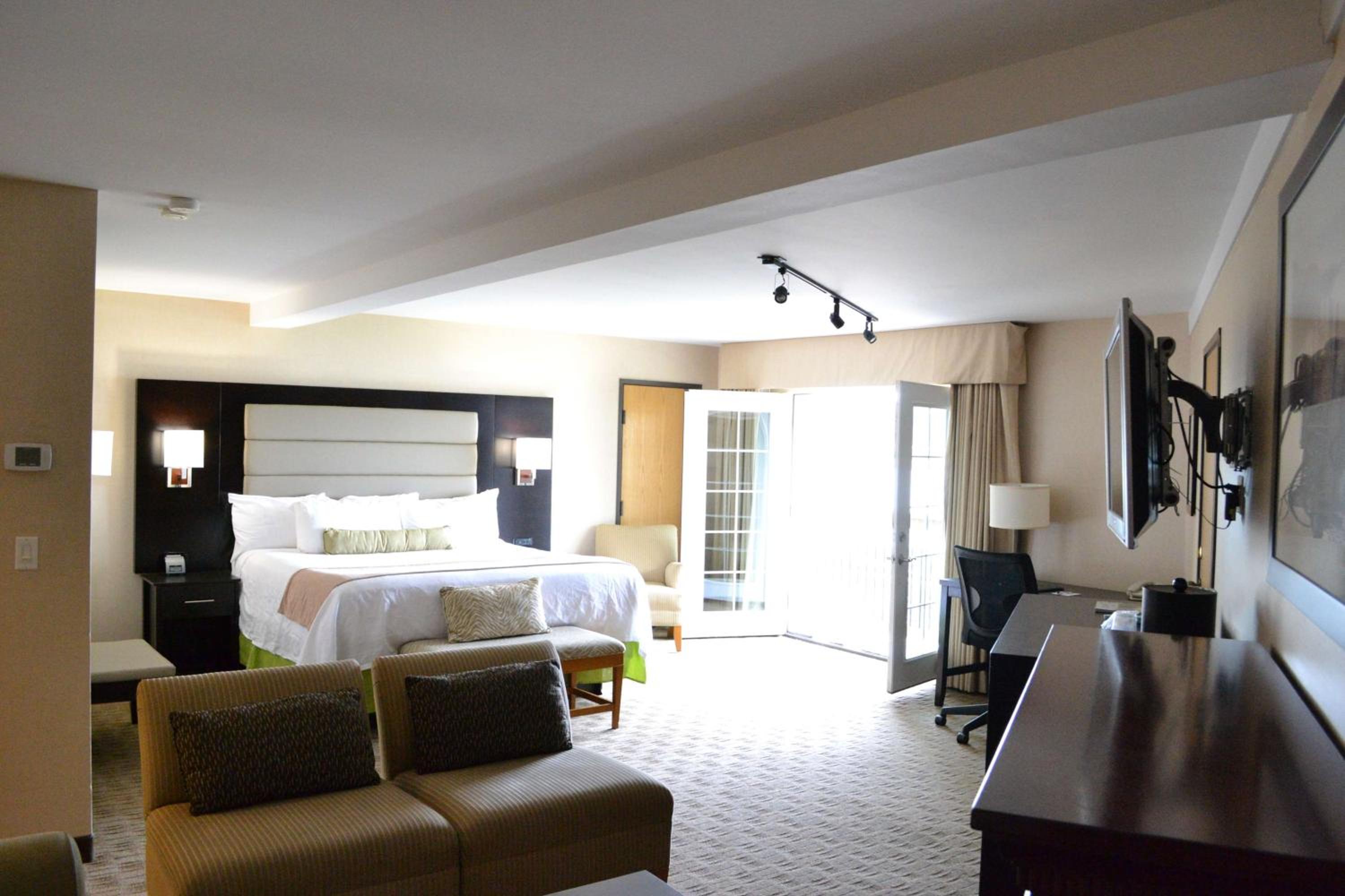 King Room with Water View and Spa Bath