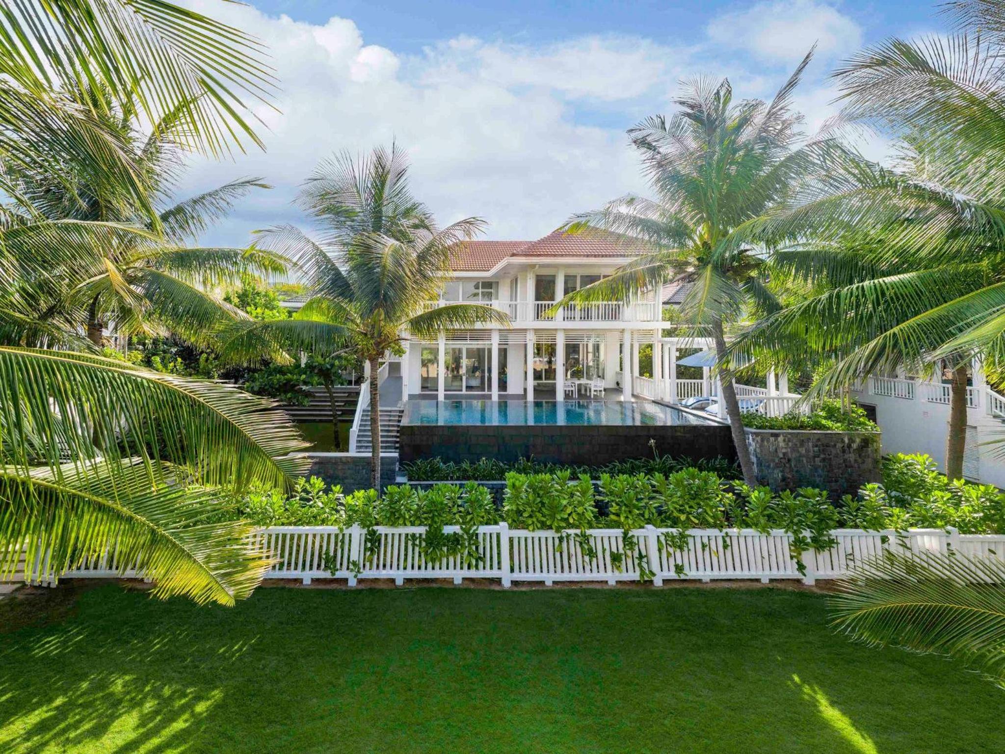 Villa with Private Pool - Beachfront