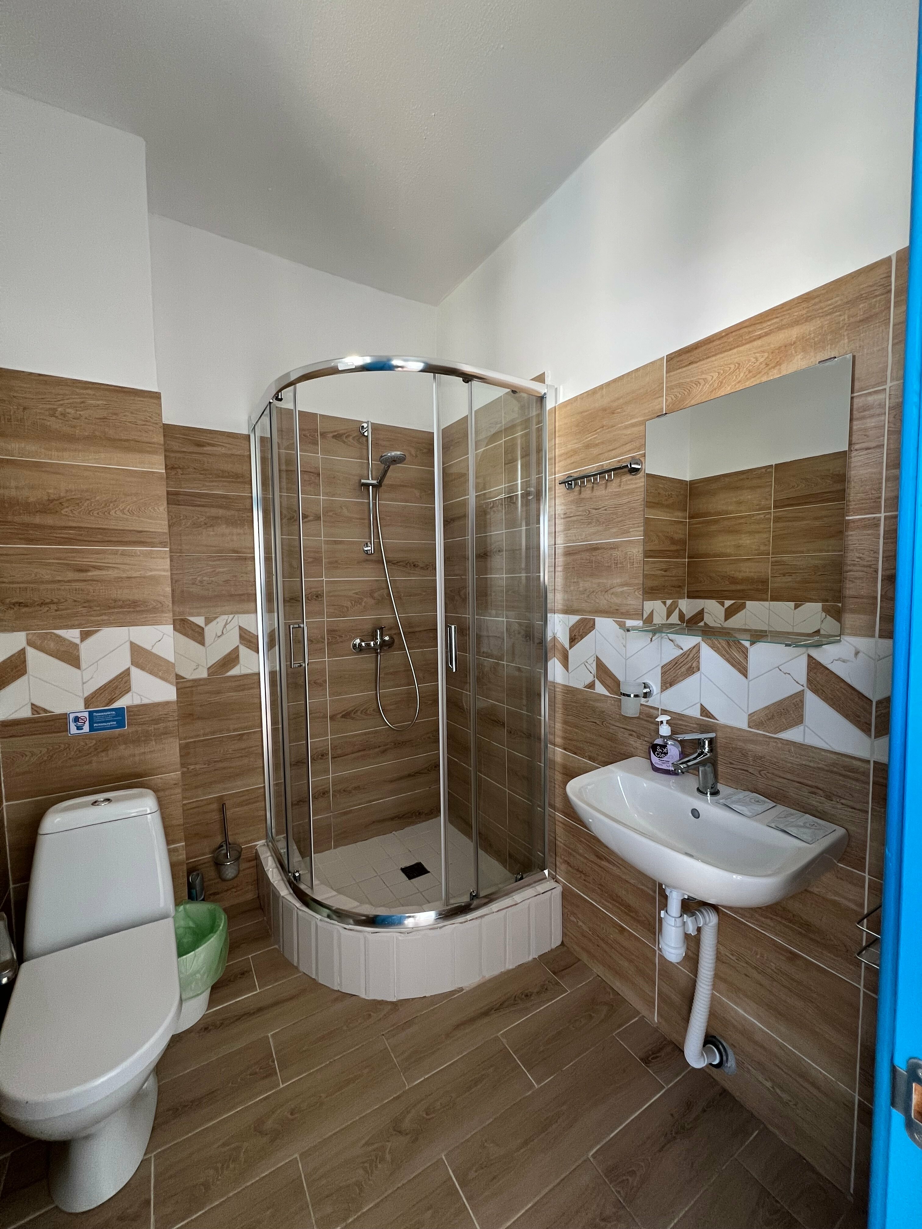 Трёхместный номер с балконом и видом на горы