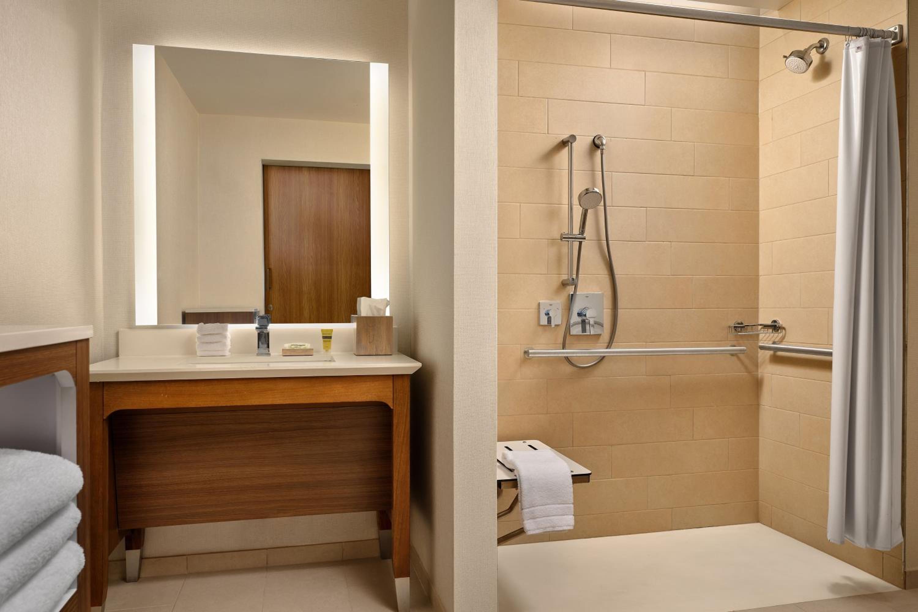 1 Bedroom Suite, 2 Queen, Sofa Bed