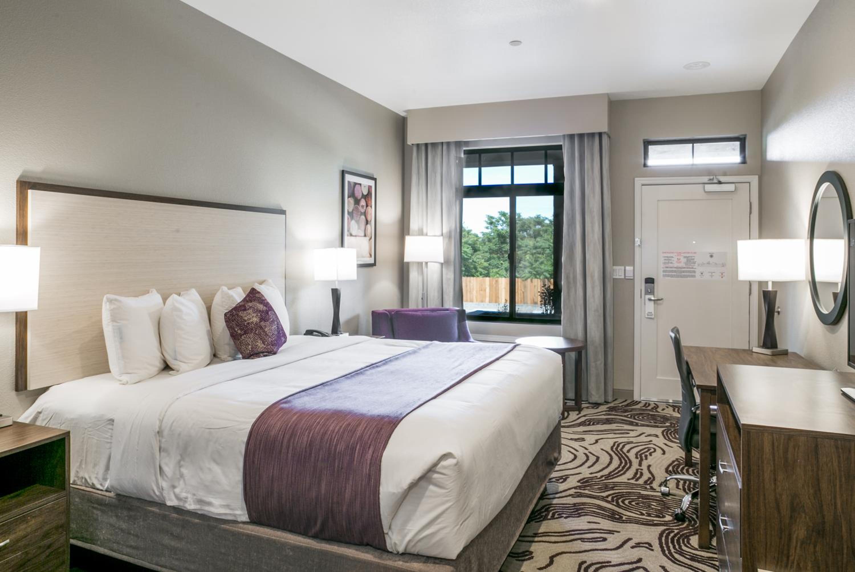 Deluxe Queen Room