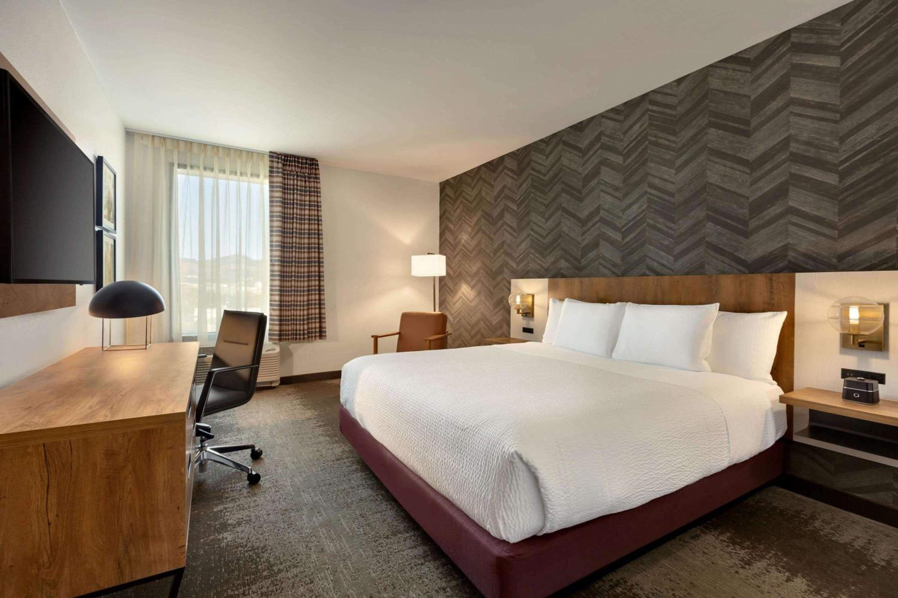 Deluxe King Room - Non-Smoking