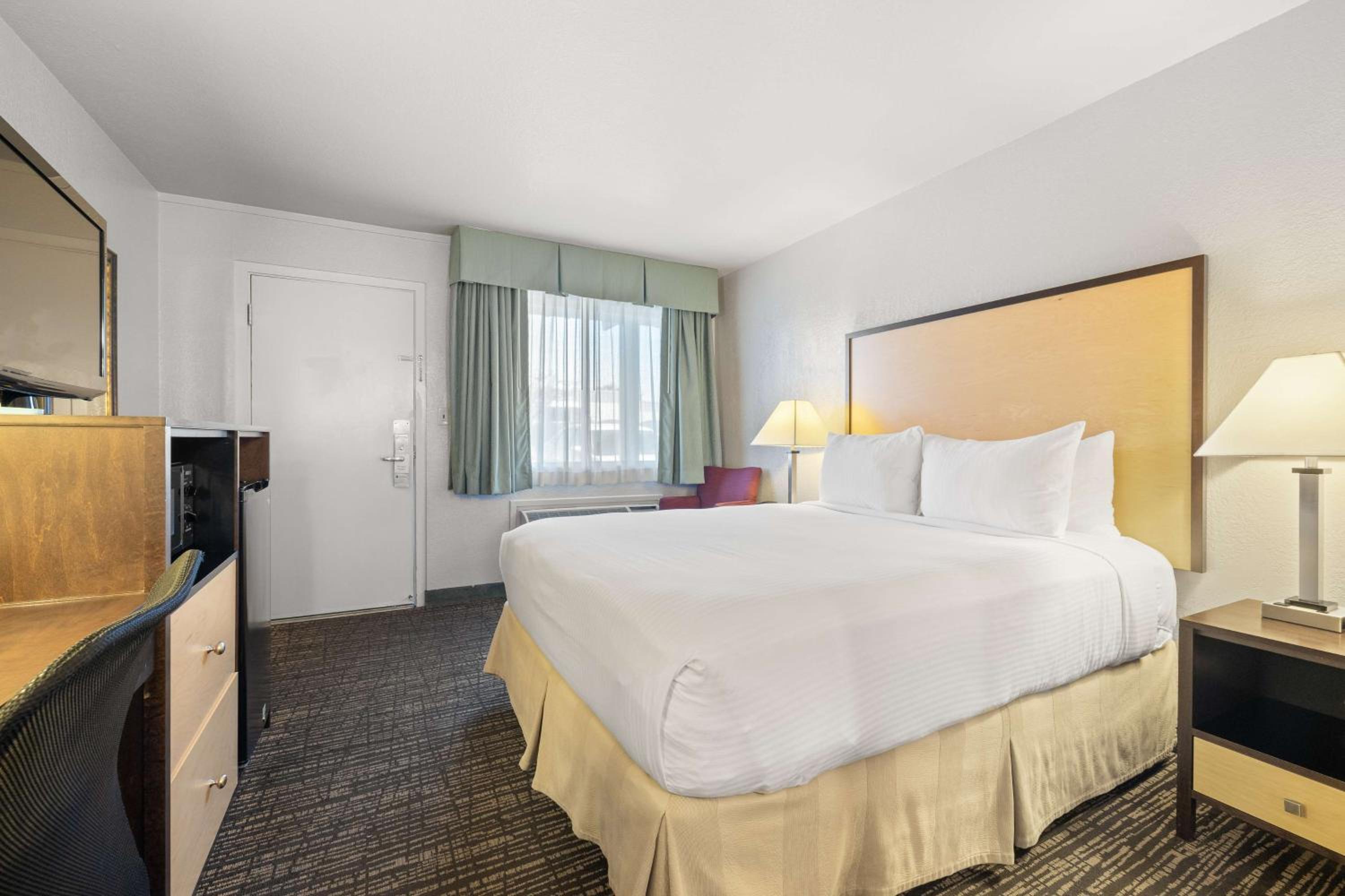 Queen Room - Non-Smoking