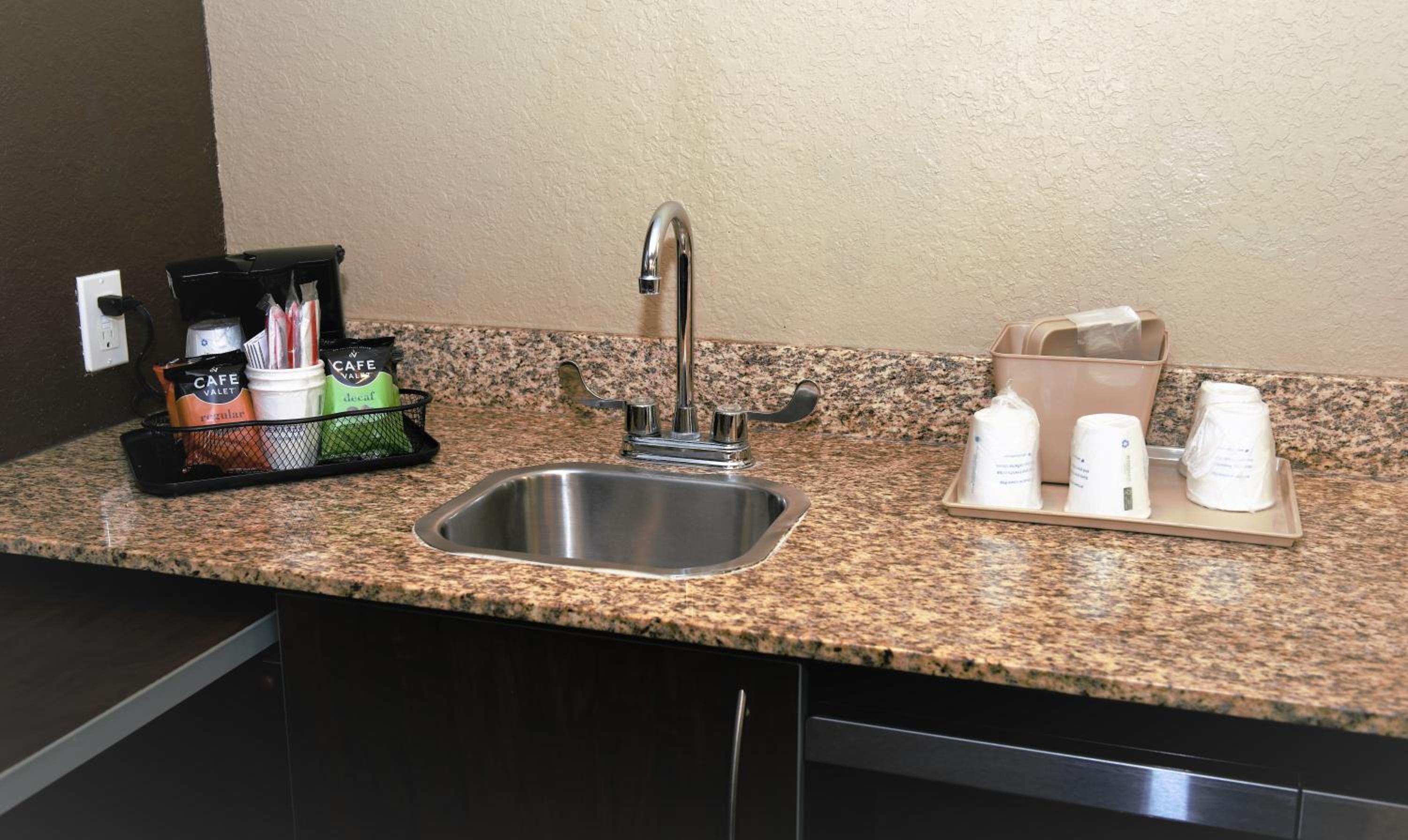 Deluxe Queen Room with Bath Tub - Mobility/Hearing Accessible - Non-Smoking