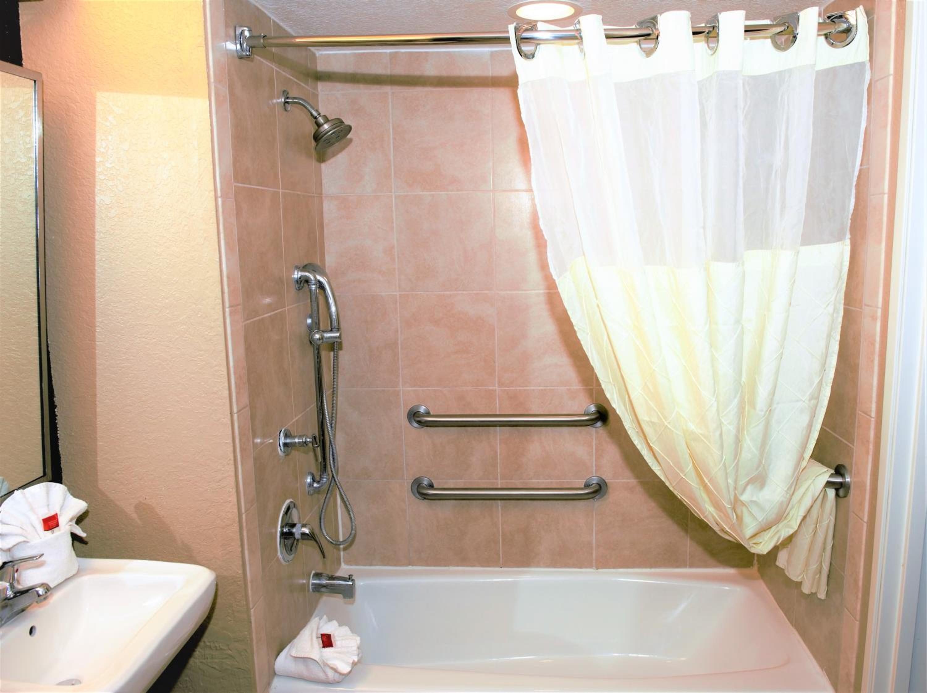 Queen Room with Roll-In Shower - Mobility/Hearing Accessible - Non-Smoking