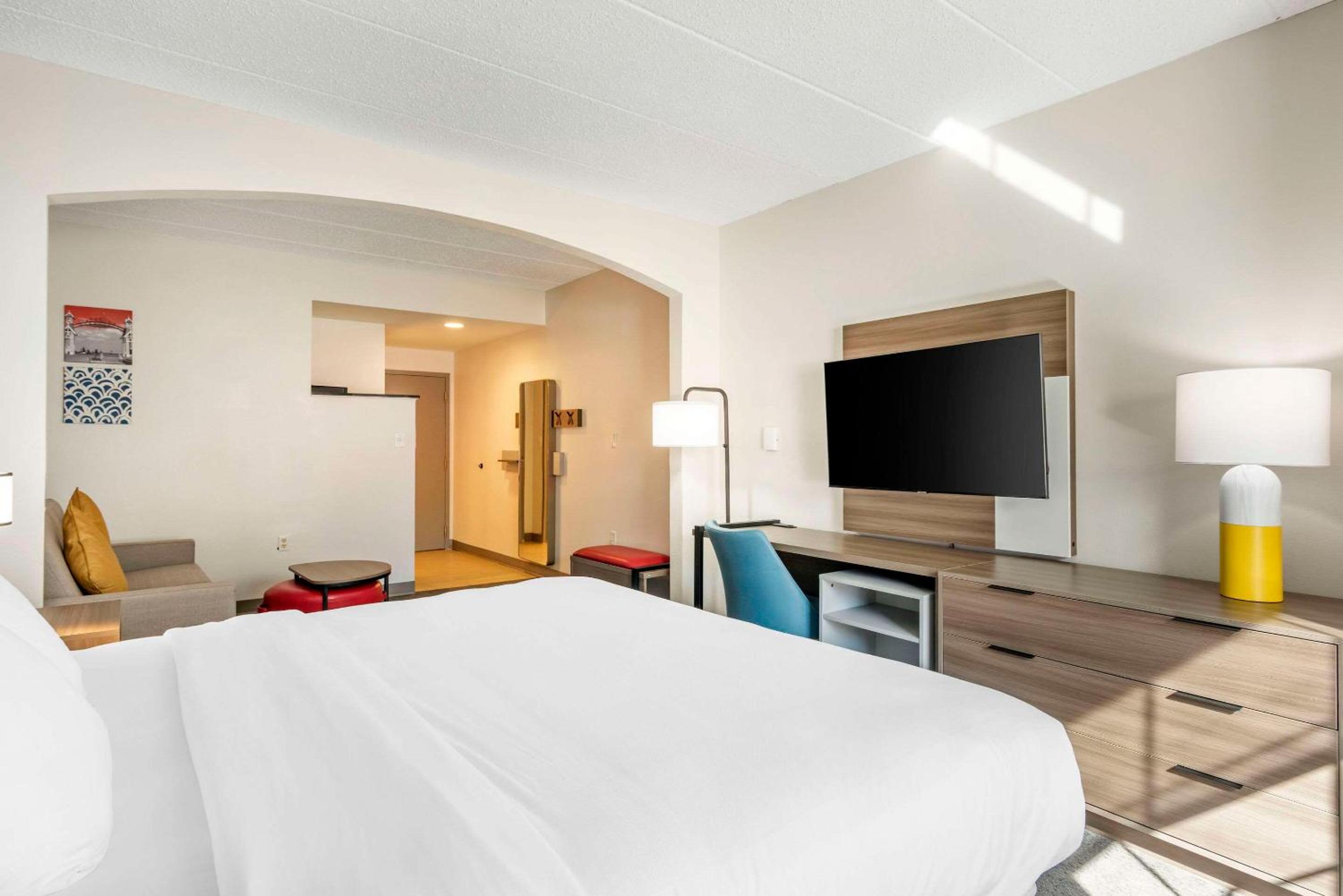 King Suite - Non-Smoking