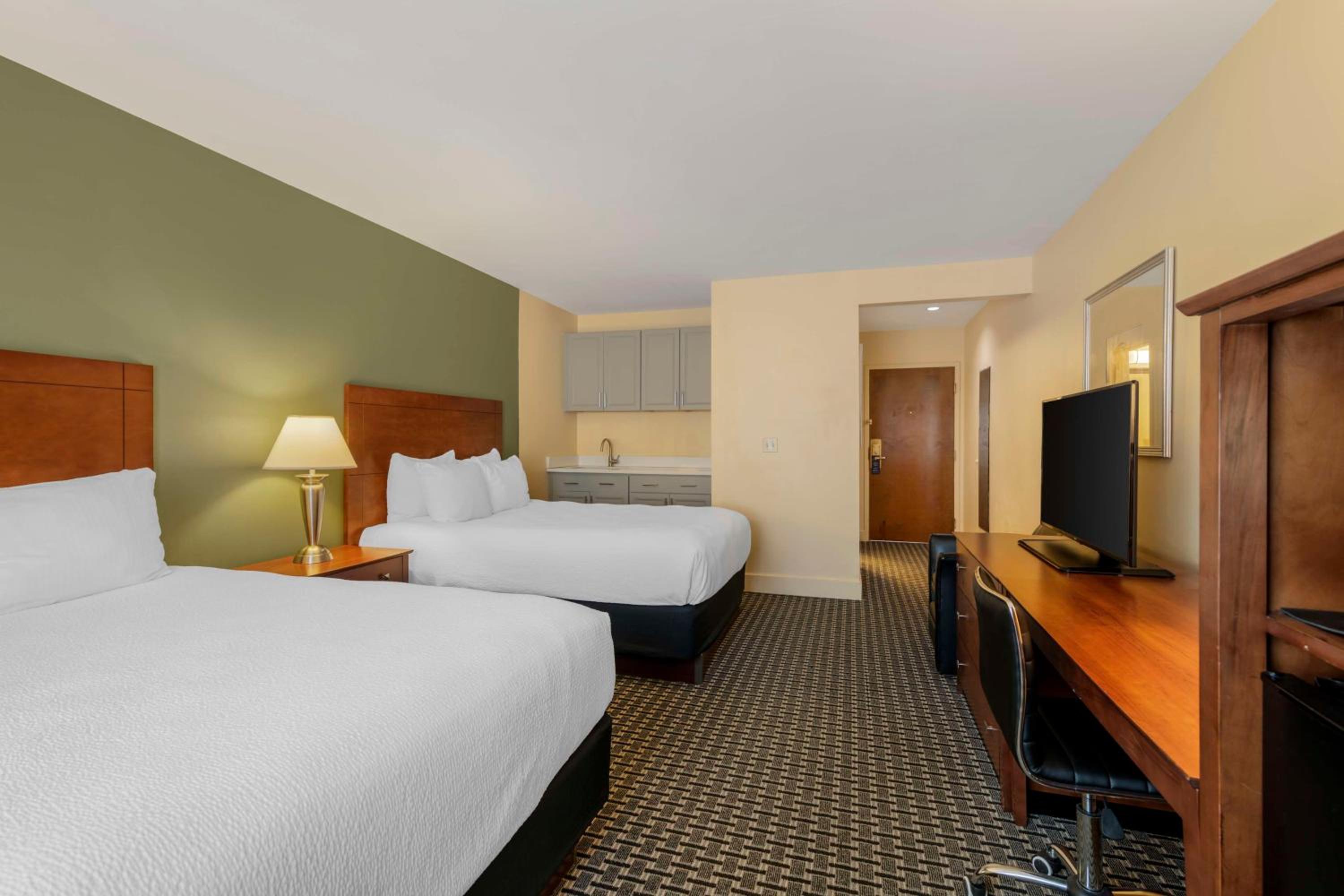 Two Queen Beds and Wet Bar