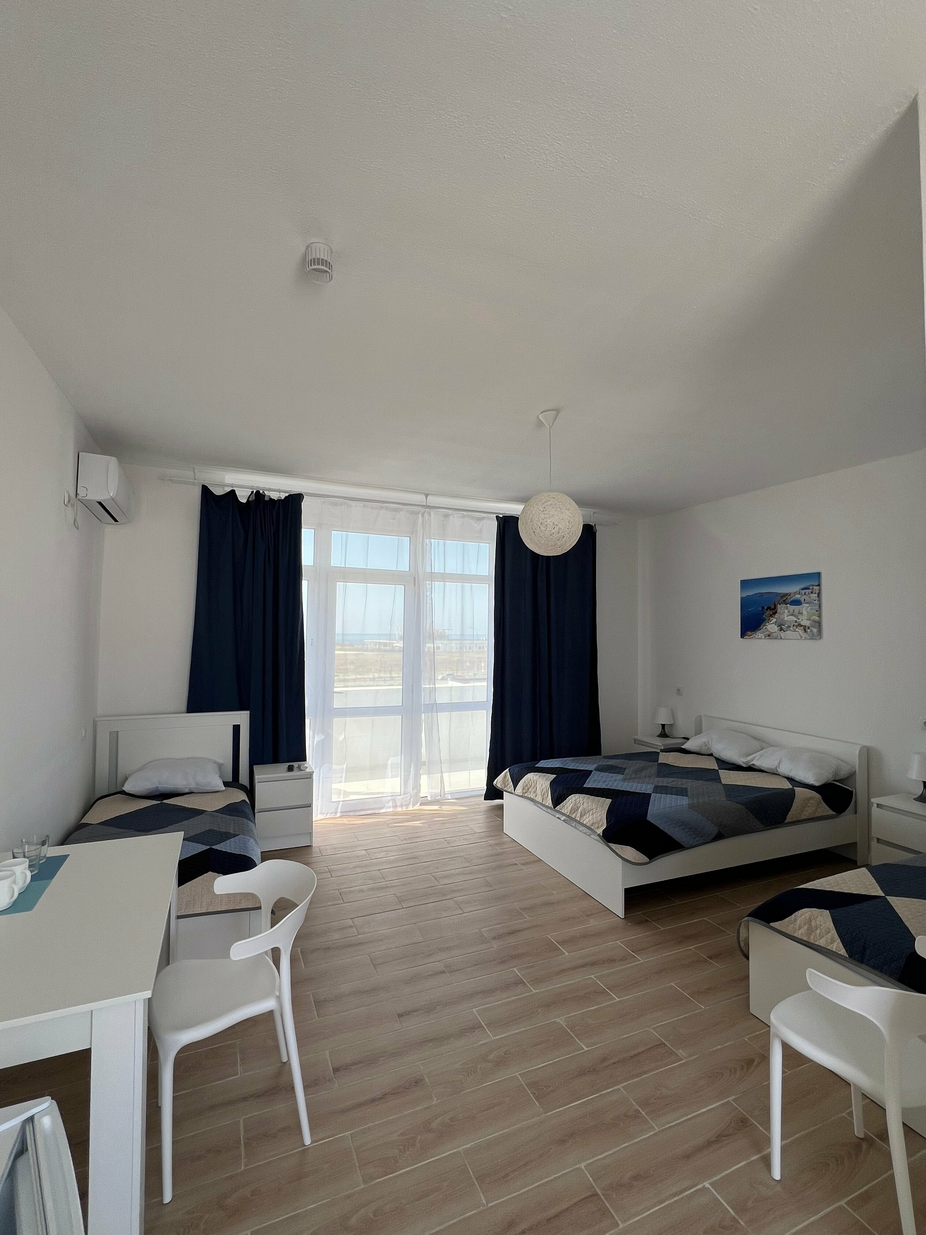 Четырёхместный номер с балконом и видом на море