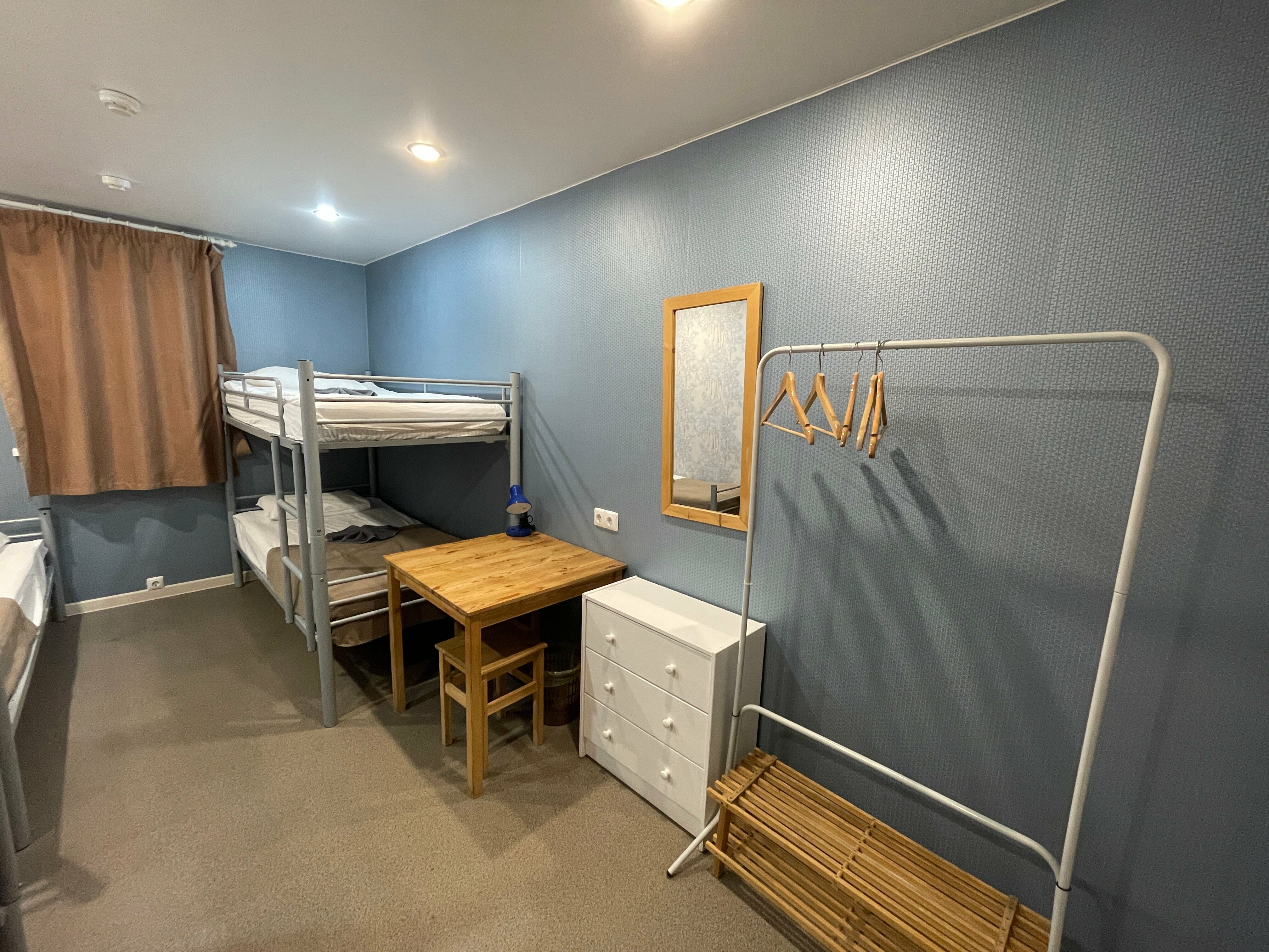 Спальное место на двухъярусной кровати в общем номере для мужчин и женщин