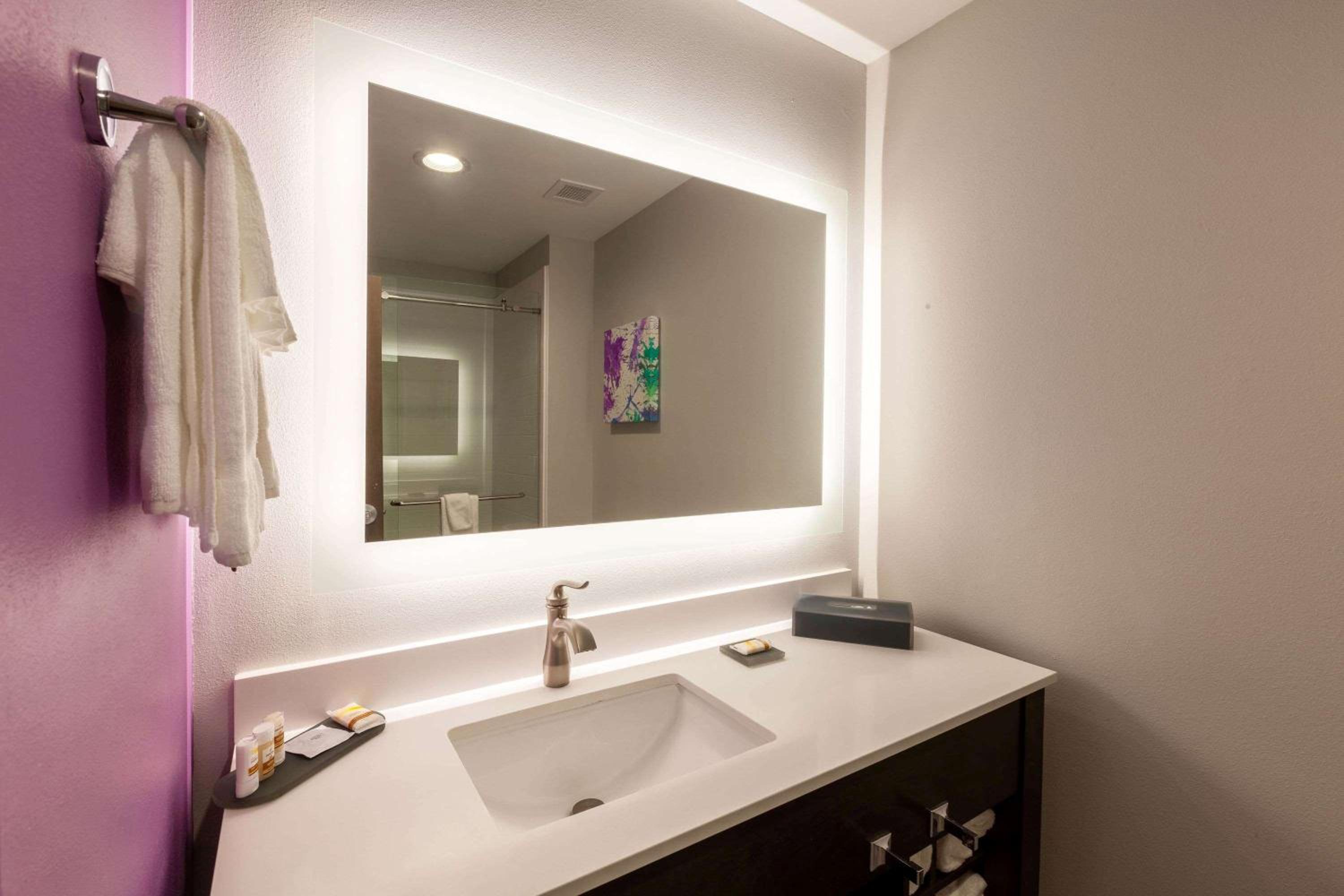 Deluxe King Room with Mobility/Hearing Impaired Access - Non-Smoking