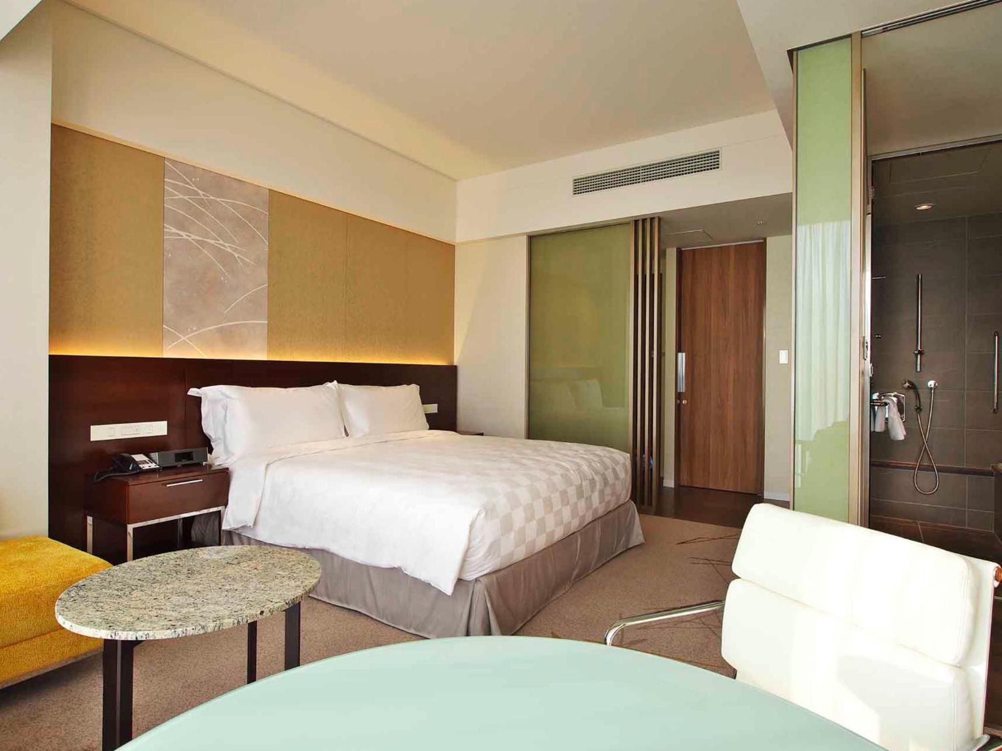 Club King Room with Club Lounge Access - Non-Smoking