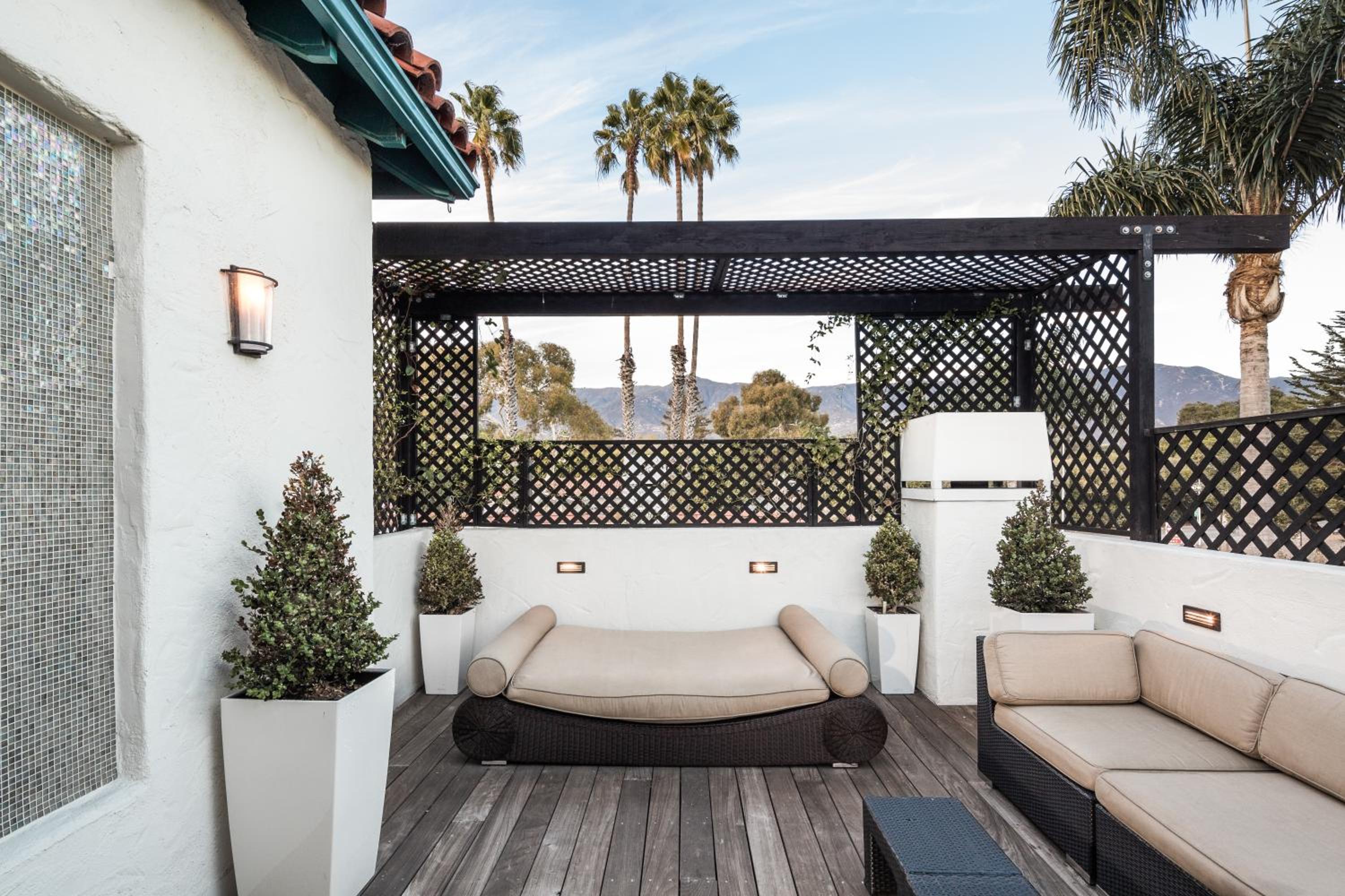 Apartment with Mountain View