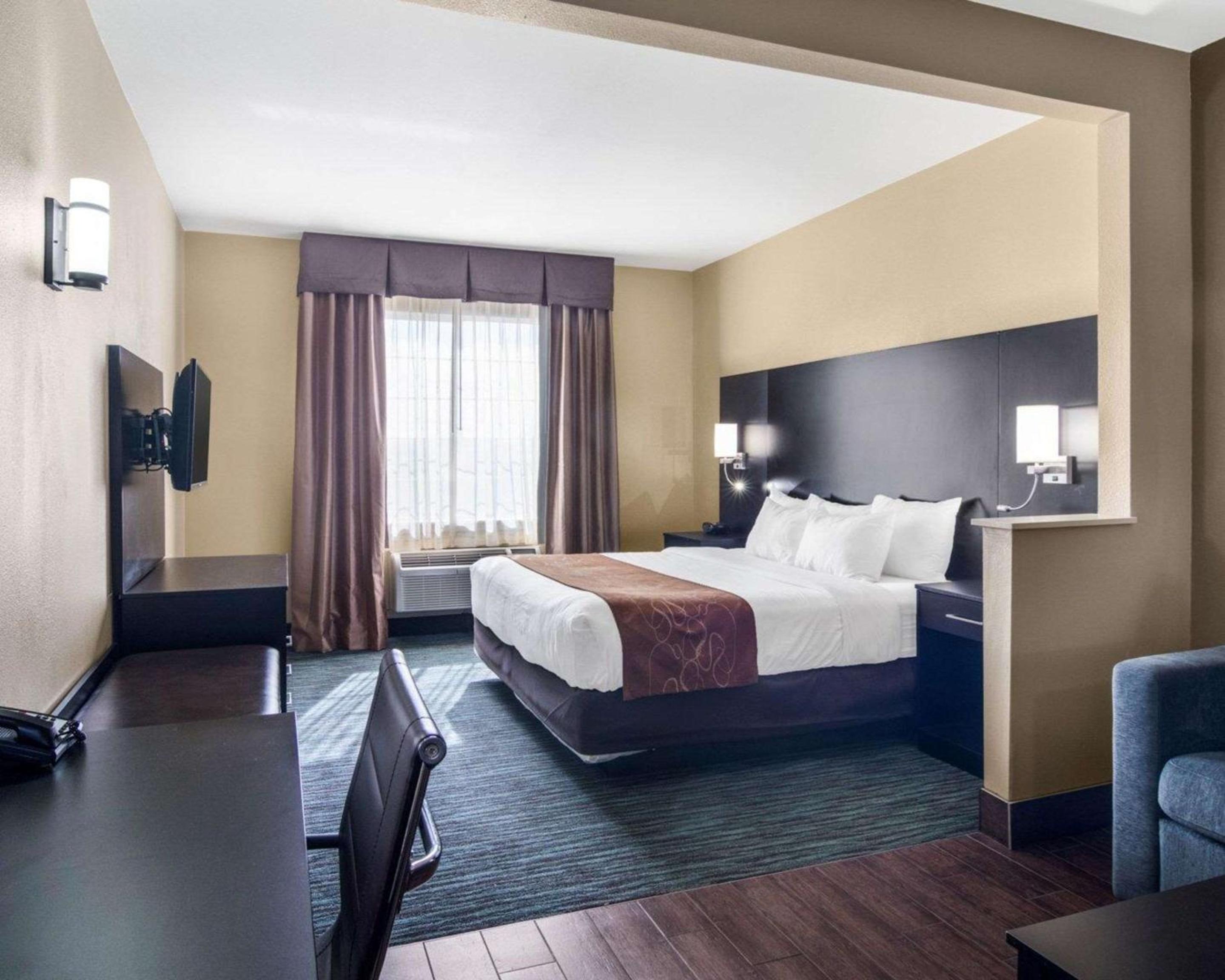 King Suite - Non-Smoking