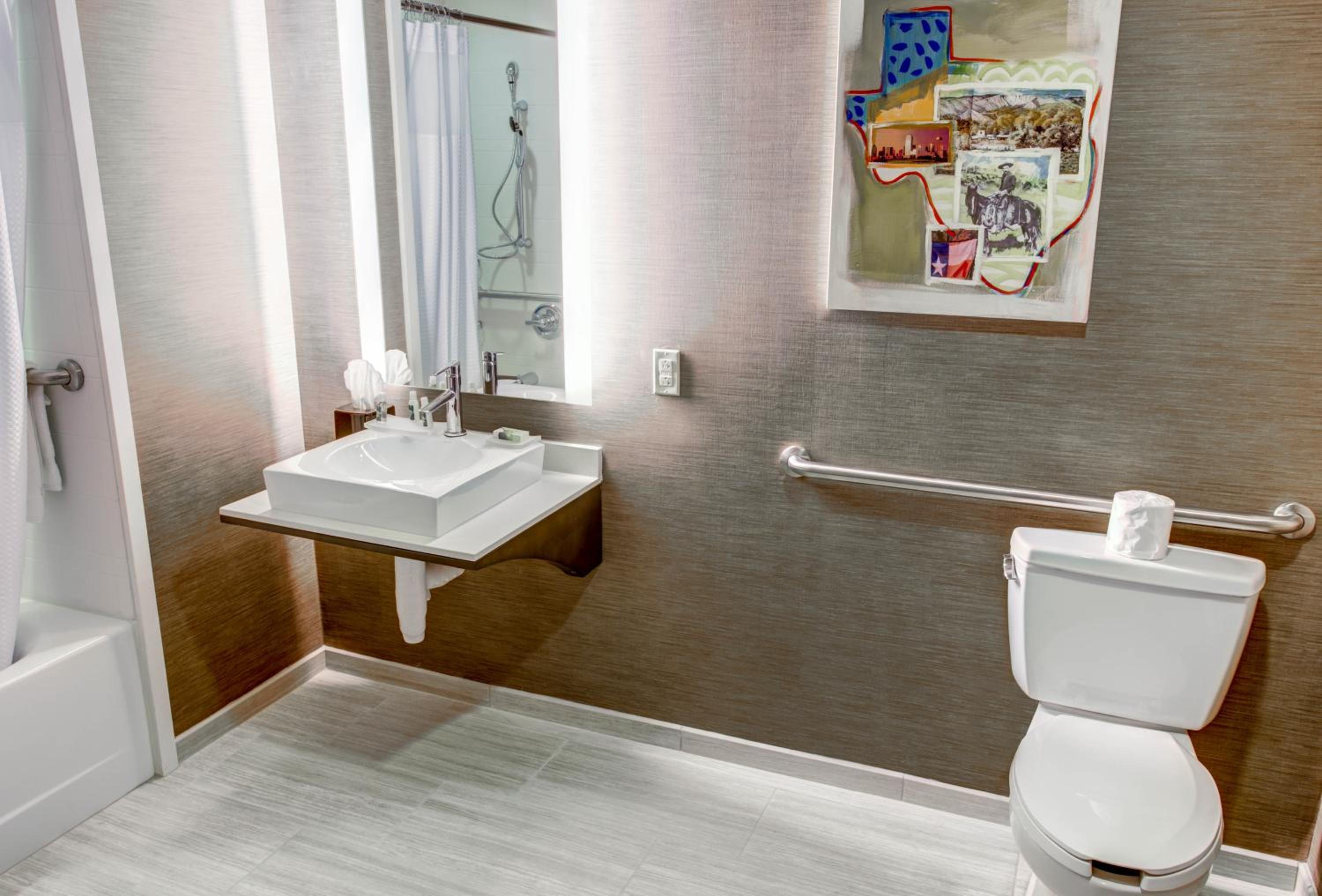 King Suite with Tub - Accessible/Non-Smoking