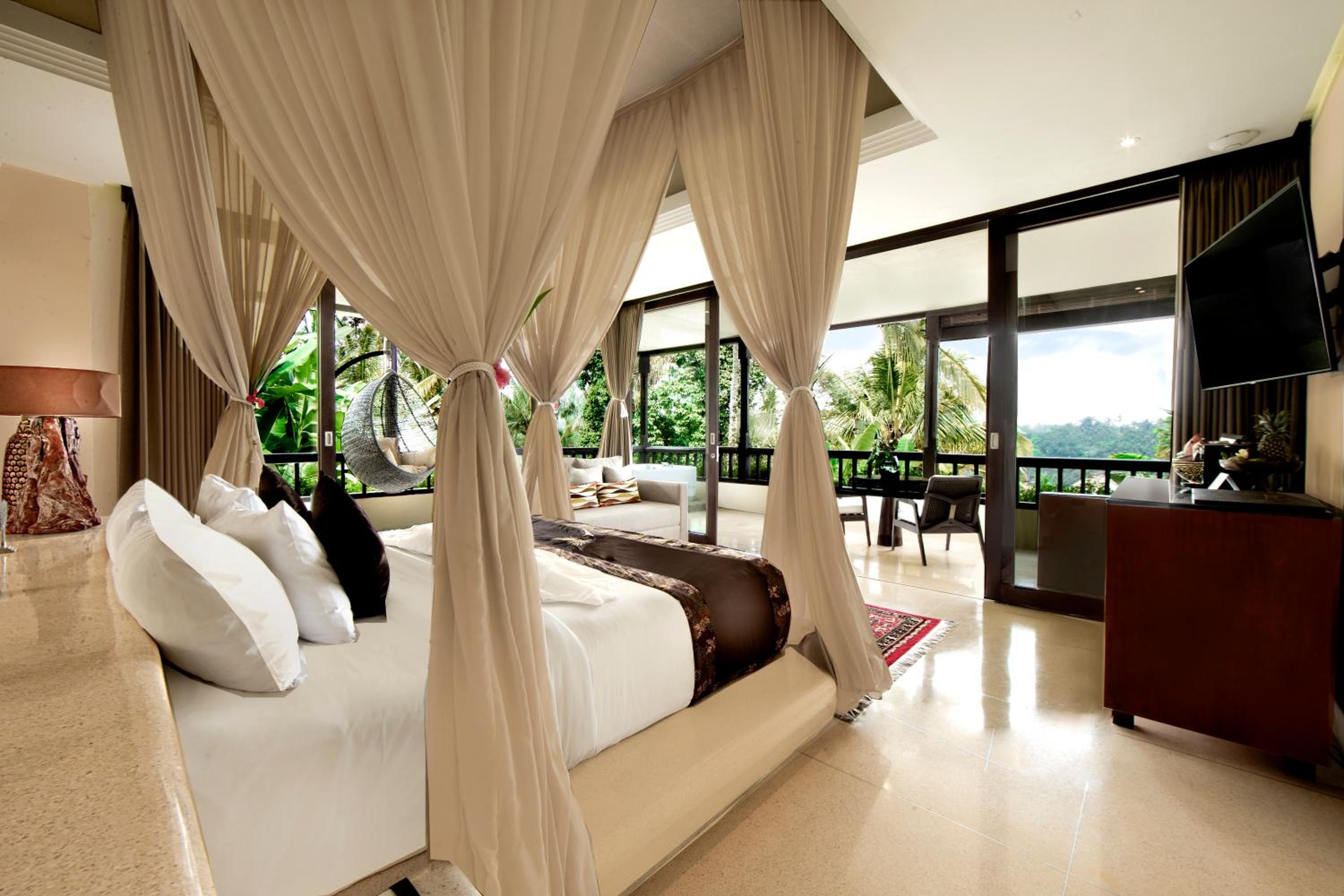 Panoramic Jacuzzi Corner Suite  with Free Daily Sunset Yoga and Afternoon Tea