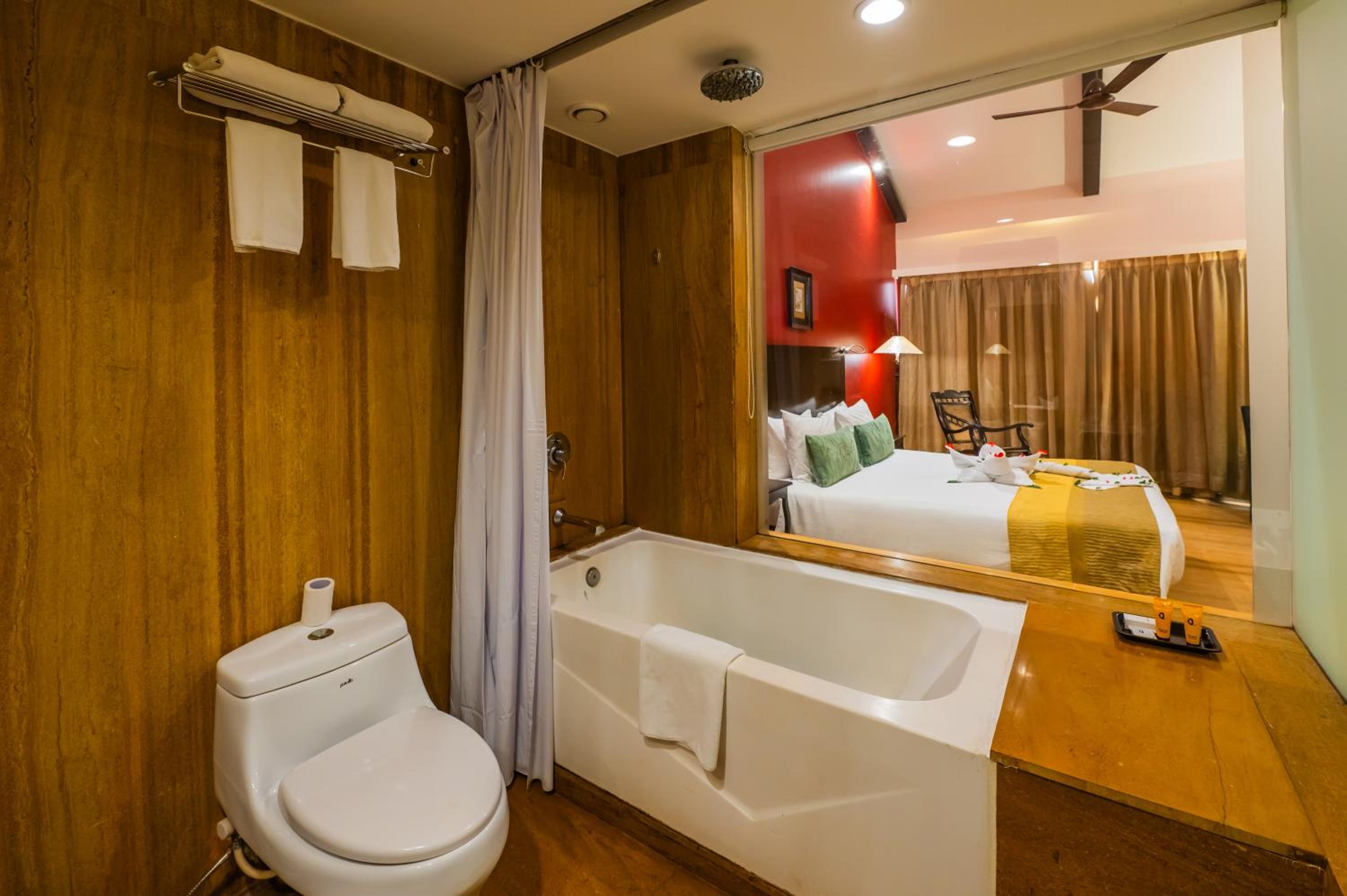 Deluxe Room king bed with balcony and bathtub 