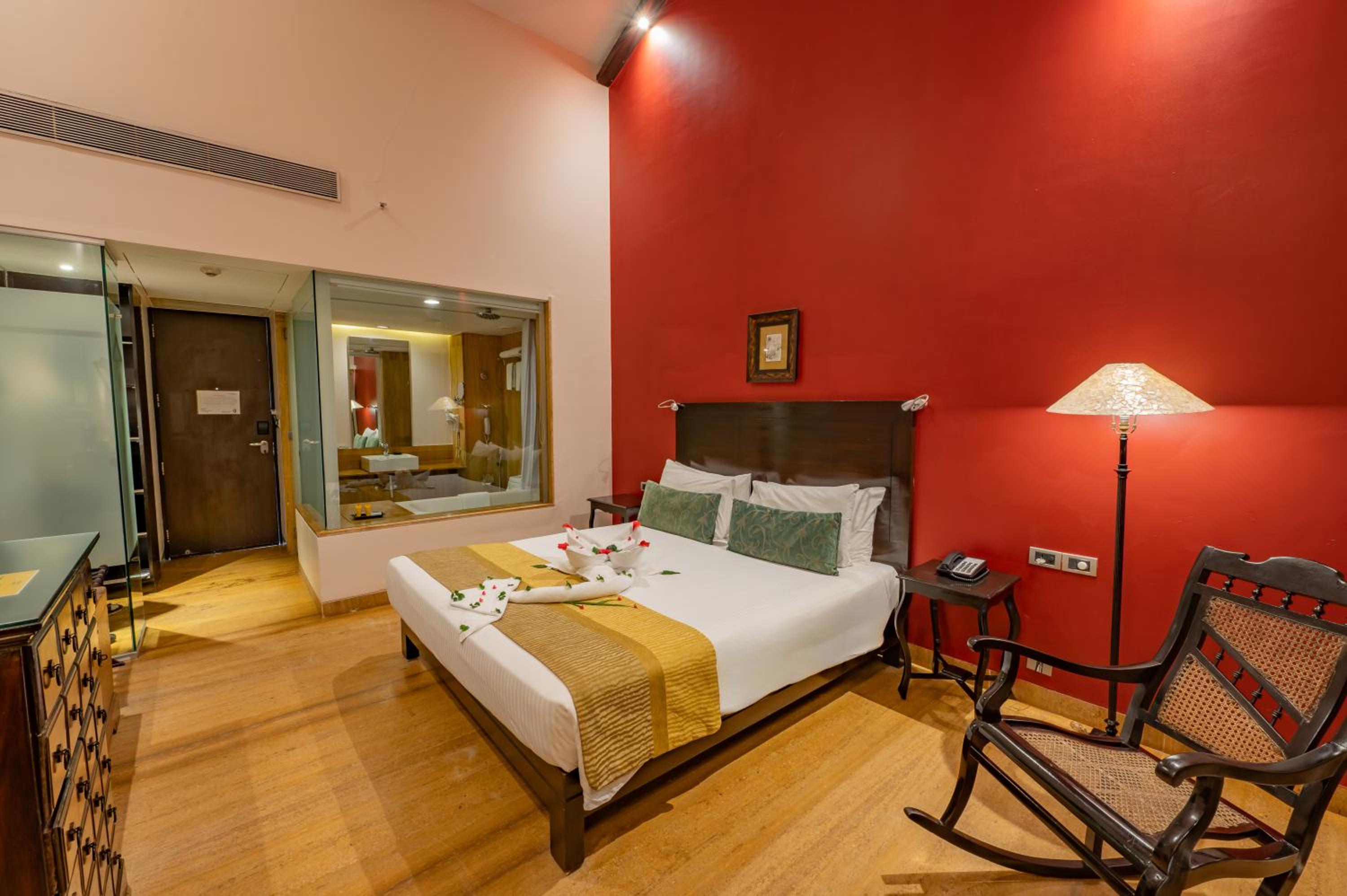 Deluxe Room king bed with balcony and bathtub 
