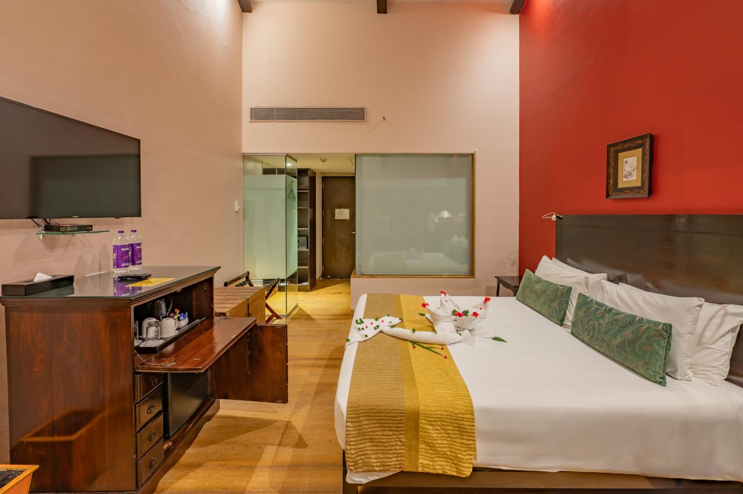 Deluxe Room king bed with balcony and bathtub 