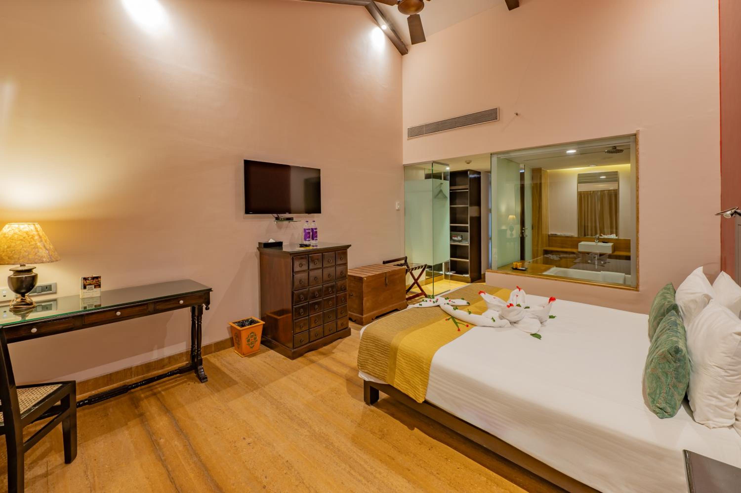 Deluxe Room king bed with balcony and bathtub 