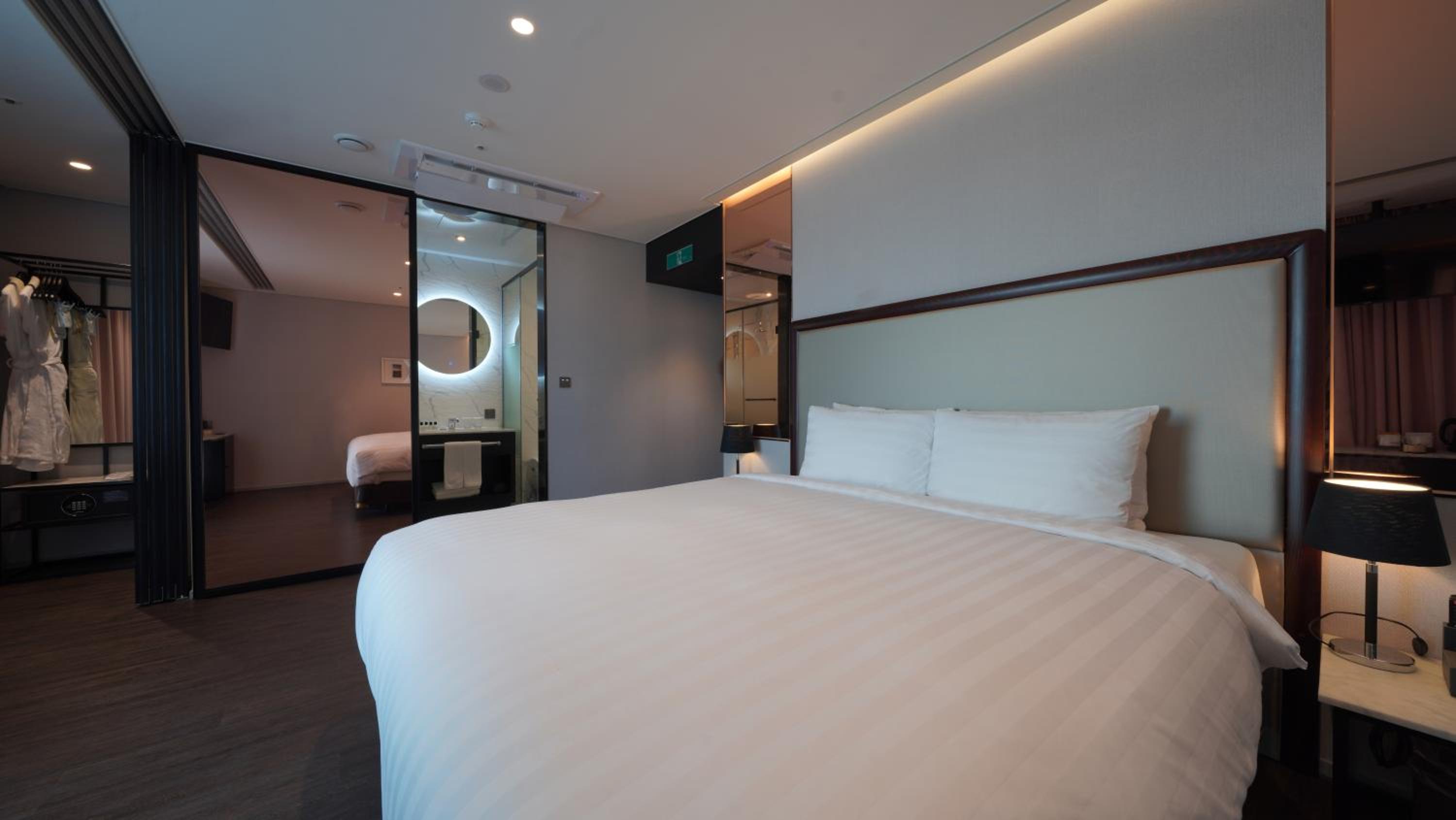 Deluxe Double Room with Partial Ocean View