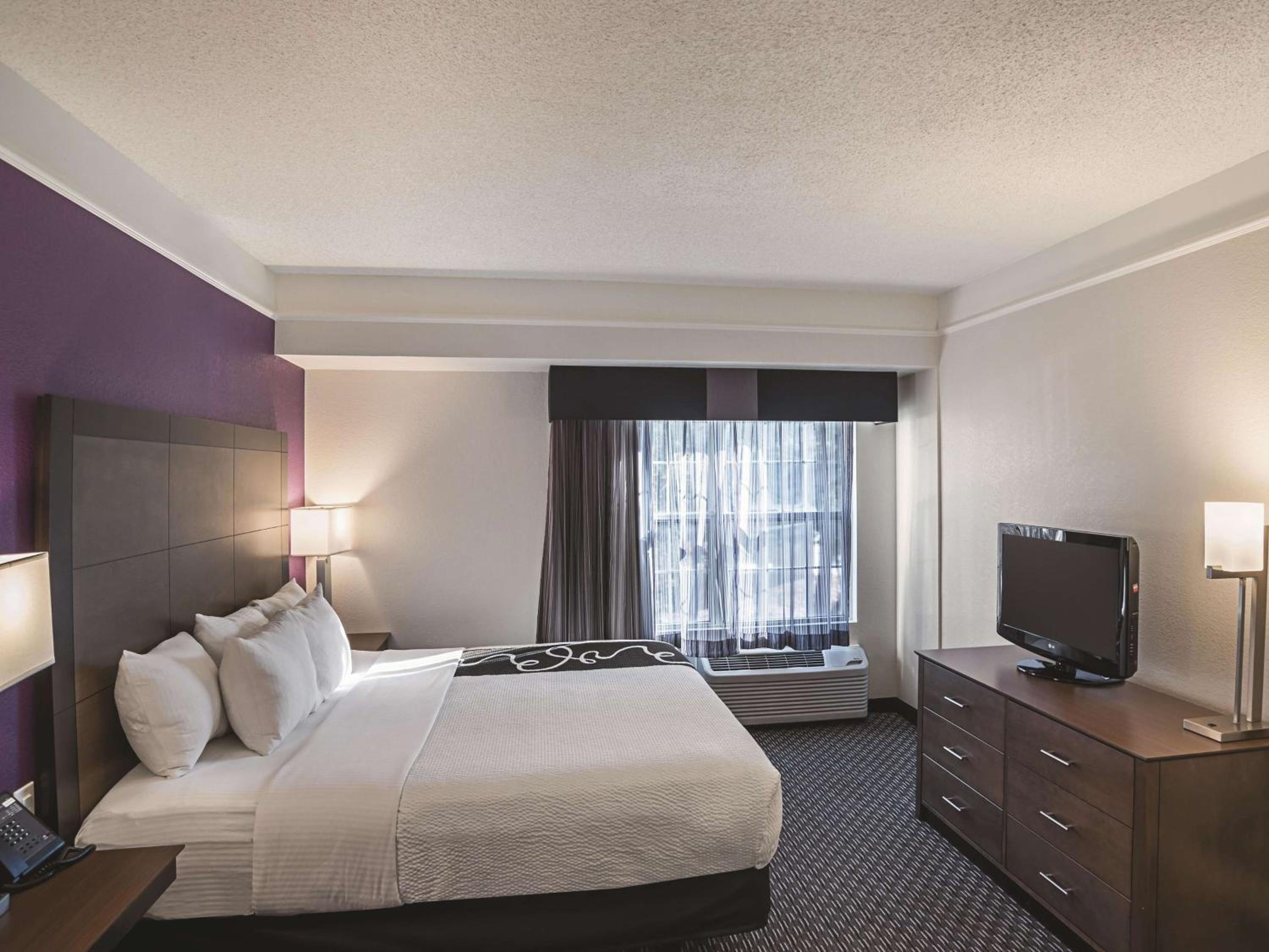 1 King Bed, One-Bedroom Mobility Accessible Suite, Tub w/ Grab Bars Non-Smoking