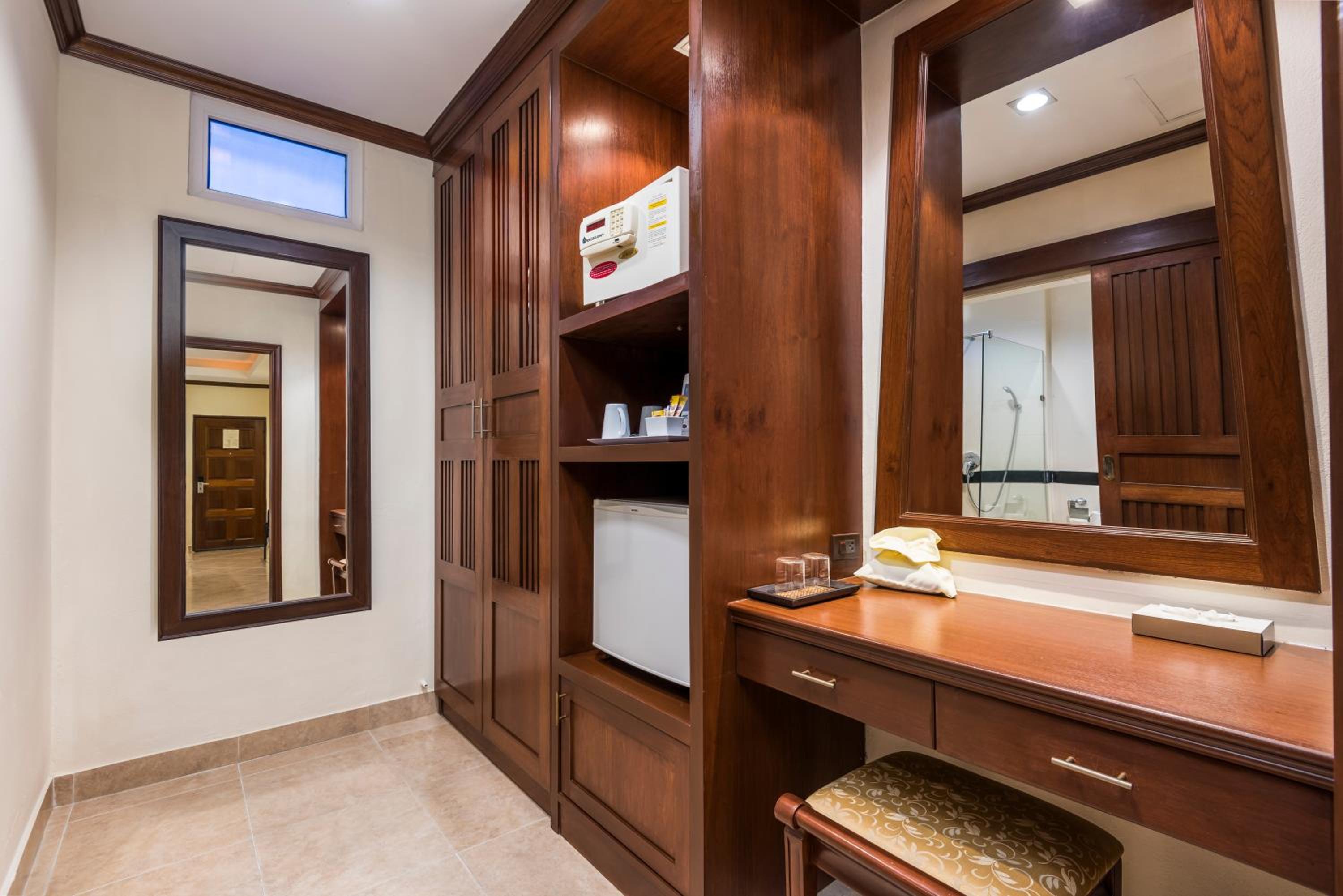 Deluxe Pool Access Room King Bed