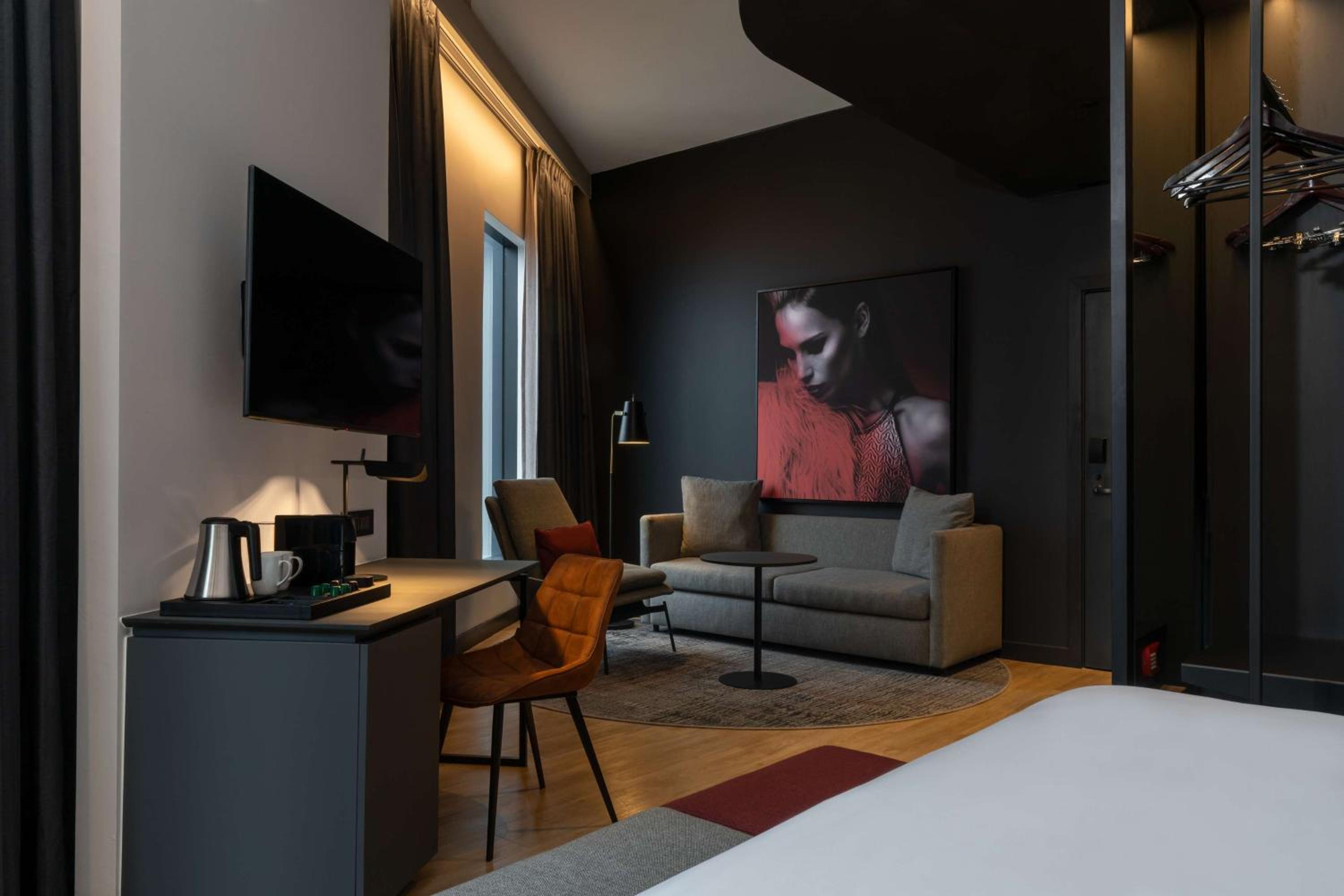 One-Bedroom Premium Suite with Lounge Access