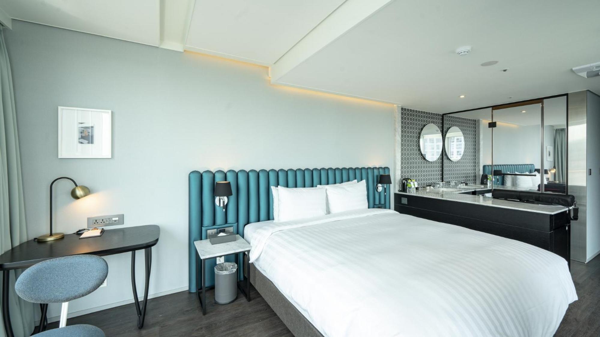 Standard Double Room with Partial Ocean View